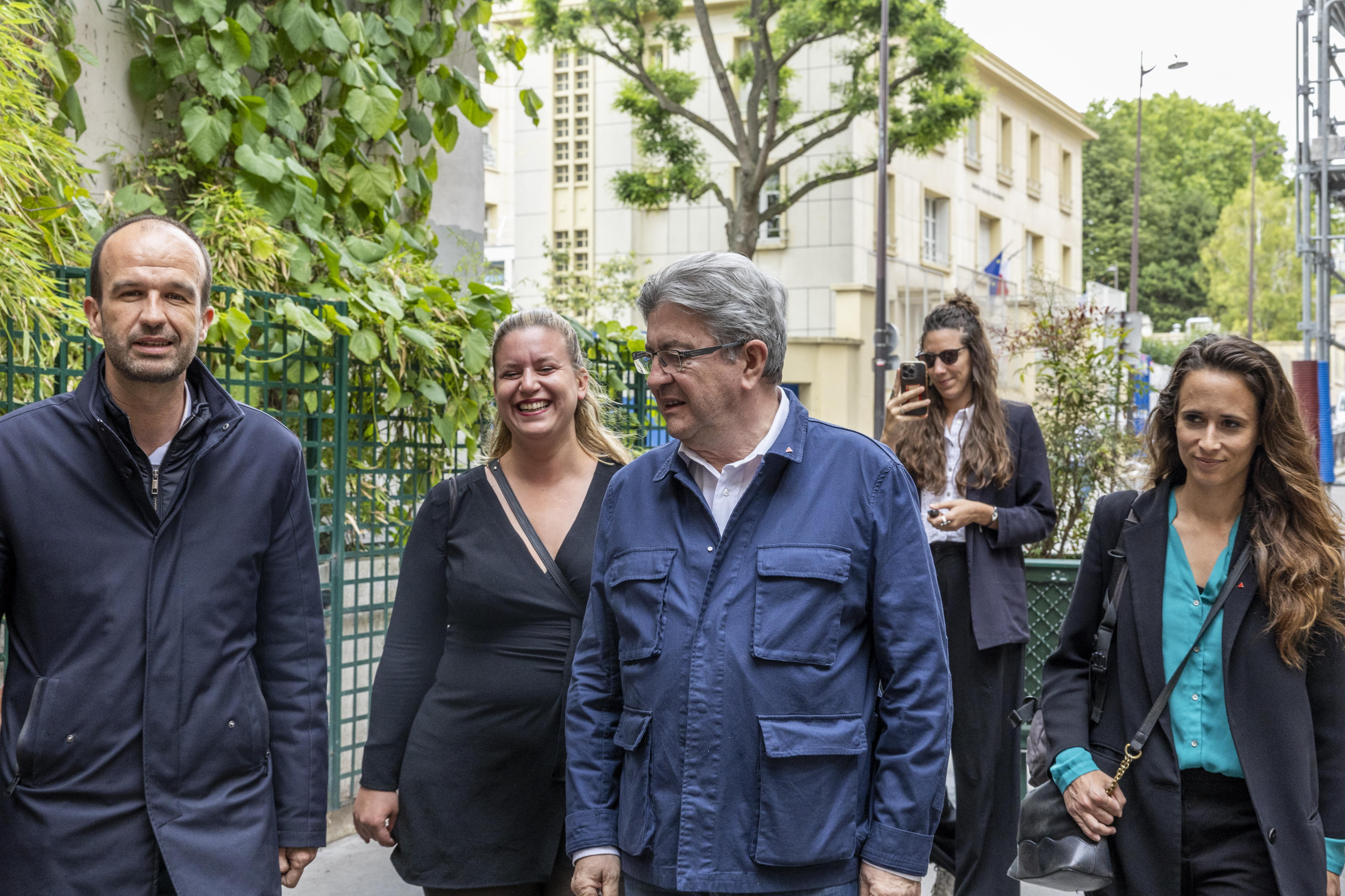Paris (France), 08/07/2024.- (L-R) President of LFI Manuel Bompard, re-elected Deputy of LFI Matilde Panod, leader of La France Insoumise (LFI) Jean-Luc Melenchon and re-elected Deputy LFI Clemence Guette, arrive to the Headquarter of the Party for a meeting in Paris, France, 08 July 2024. France voted on 07 July for the second round of the legislative elections. According to the first official results, the leftist alliance Le Nouveau Front Populaire came ahead of the French President Macron's ruling coclation and the extreme right one the Rassemblement national (RN). (Elecciones, Francia) EFE/EPA/ANDRE PAIN