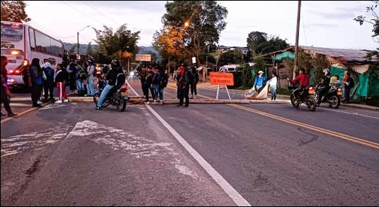 Comunidades indígenas bloquean la vía Panamericana entre Popayán y Cali