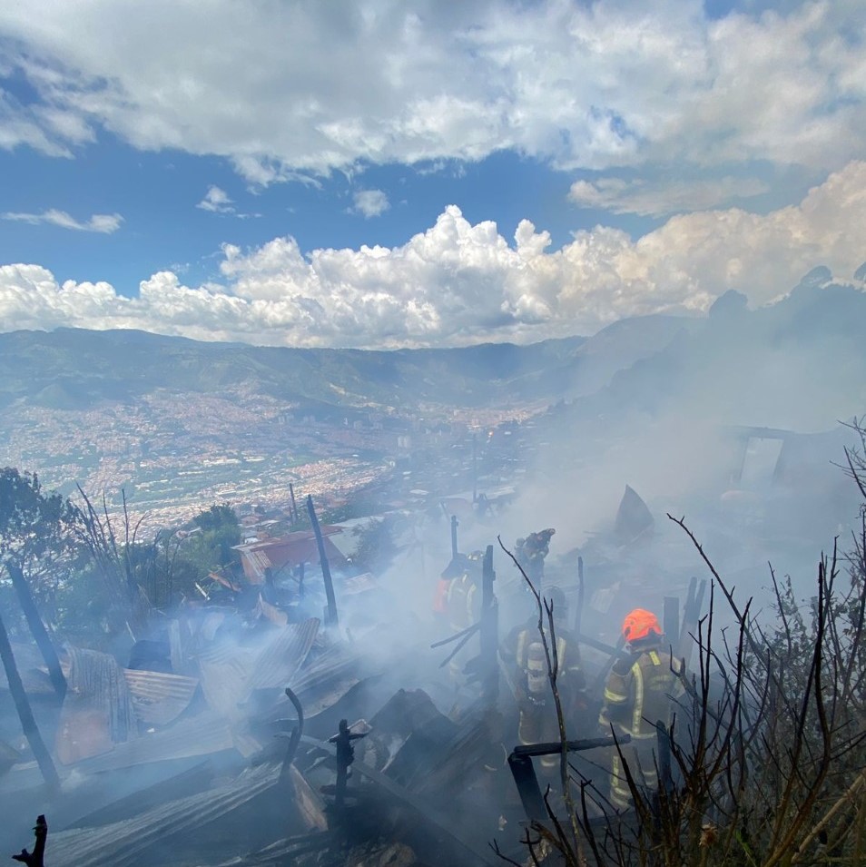 Siete viviendas quedaron afectadas por el incendio en Medellín.
