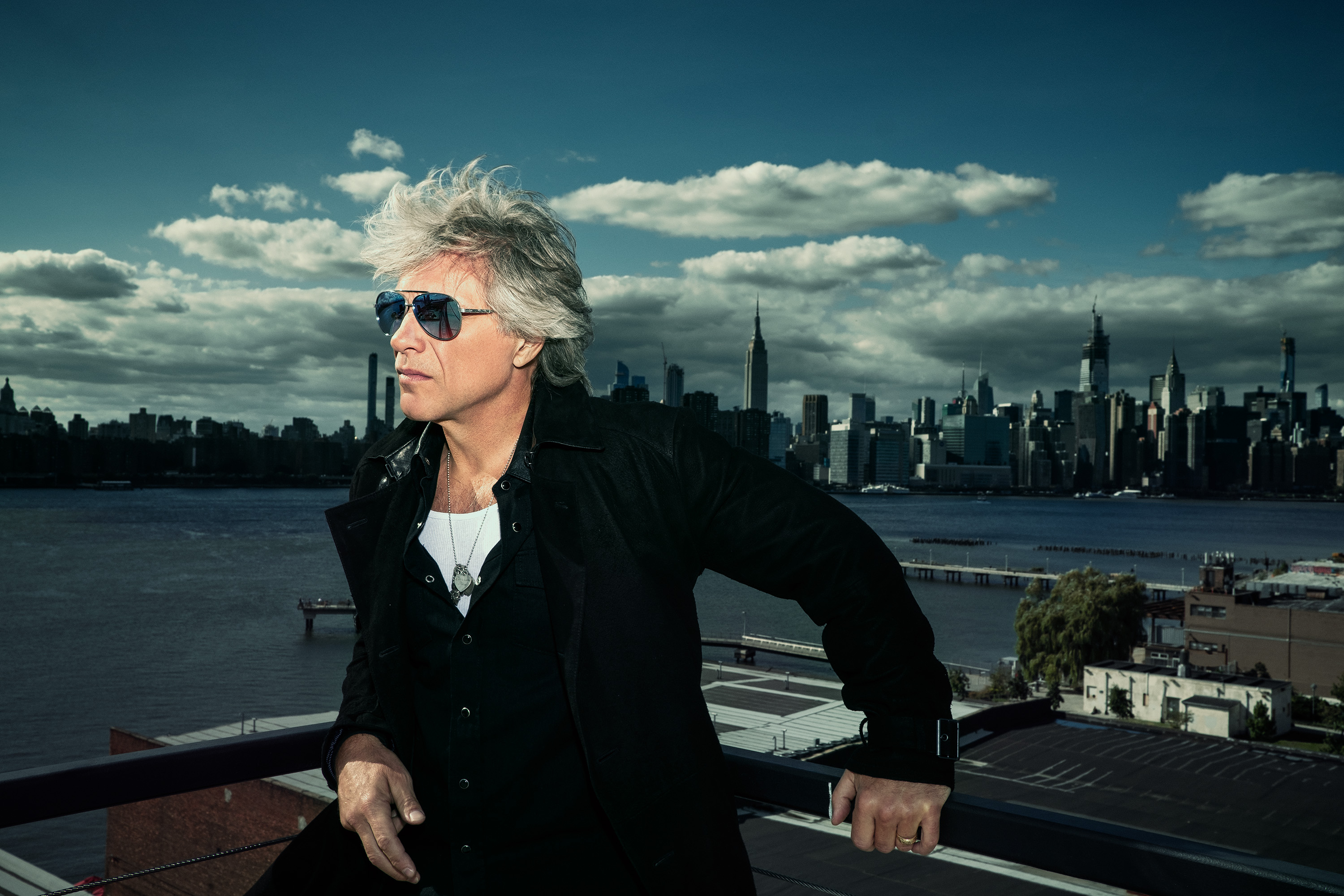 LONDRES, 21/05/2024.-Jon Bon Jovi, el vocalista del grupo Bon Jovi, admite que "el 'rock and roll' ha quedado desierto" en los últimos tiempos, en una entrevista con EFE para presentar 'Forever', el disco conmemorativo de los 40 años de la banda estadounidense. Pese a esta afirmación, el líder del grupo fundado en Nueva Jersey en 1983, que debutó con su álbum homónimo en 1984, mantiene la esperanza de que regrese su género favorito, el cual reivindica con espíritu optimista y decidido en su 16 trabajo de estudio, a la venta el 7 de junio. EFE/  Clay McBride./SOLO USO EDITORIAL/SOLO DISPONIBLE PARA ILUSTRAR LA NOTICIA QUE ACOMPAÑA (CRÉDITO OBLIGATORIO)