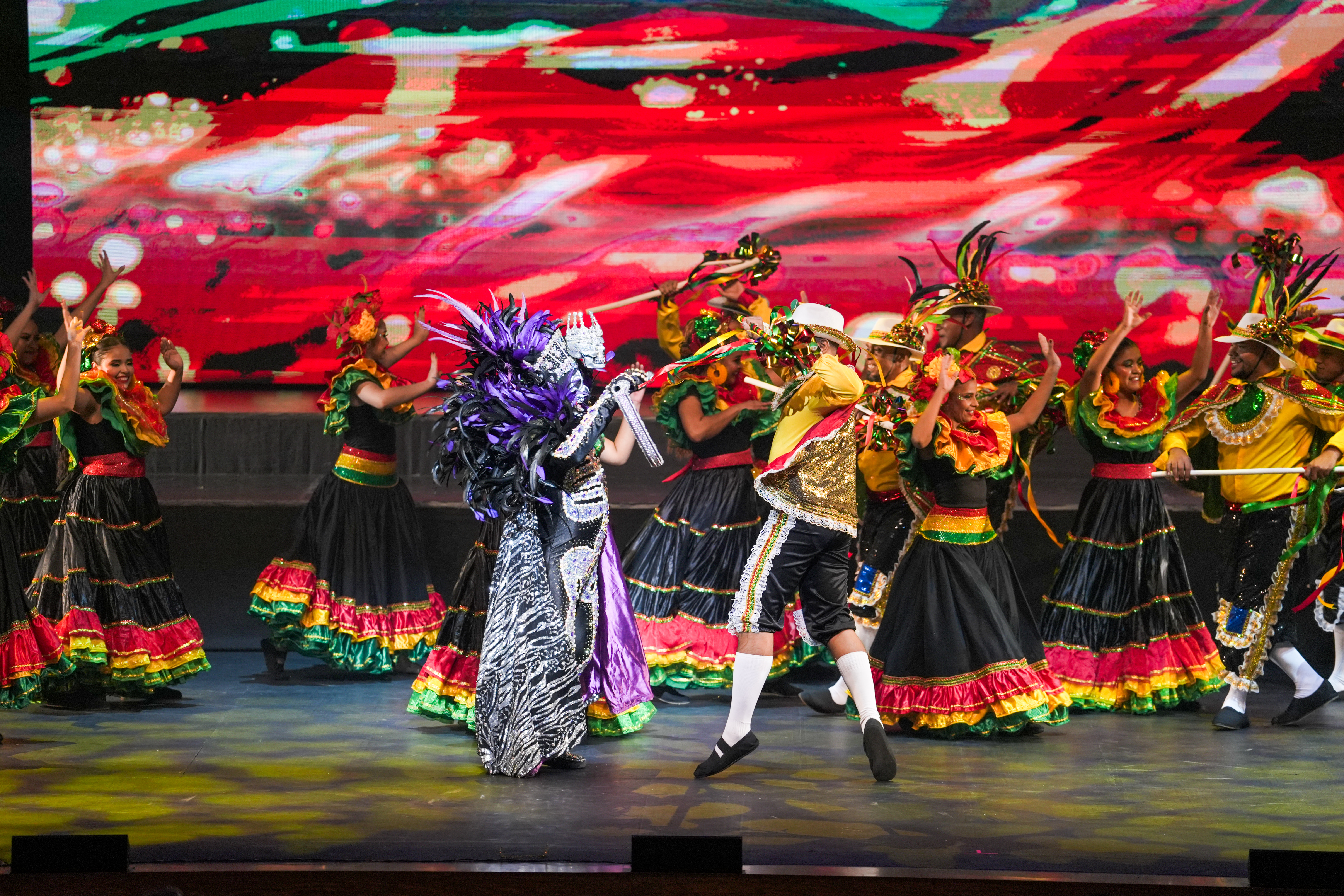 En la puesta en escena se representó la lucha entre la vida y la muerte en la Danza del Garabato.