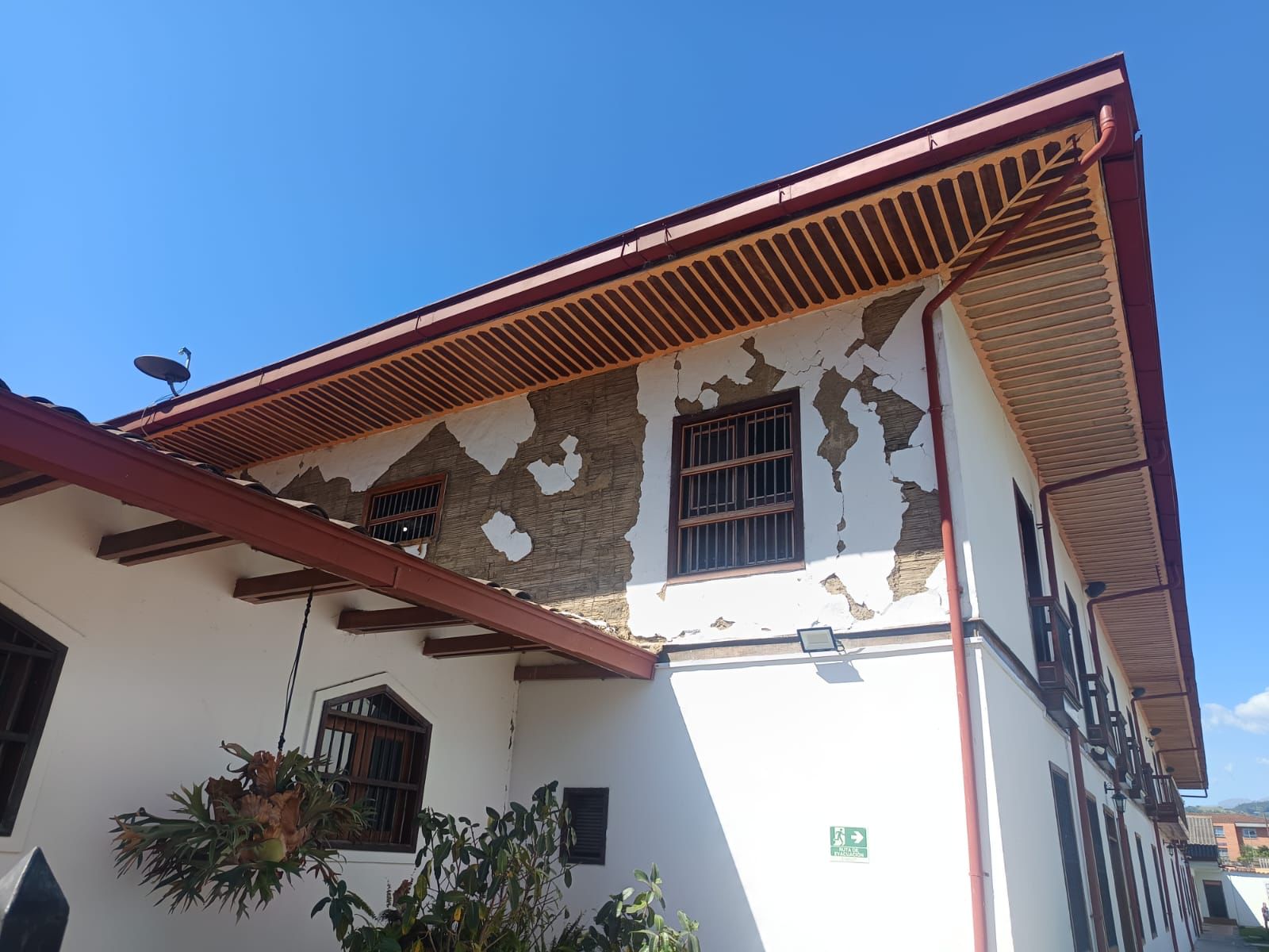 La Escuela Apostólica de Santa Rosa de Cabal, Risaralda, tuvo daños de grado medio.