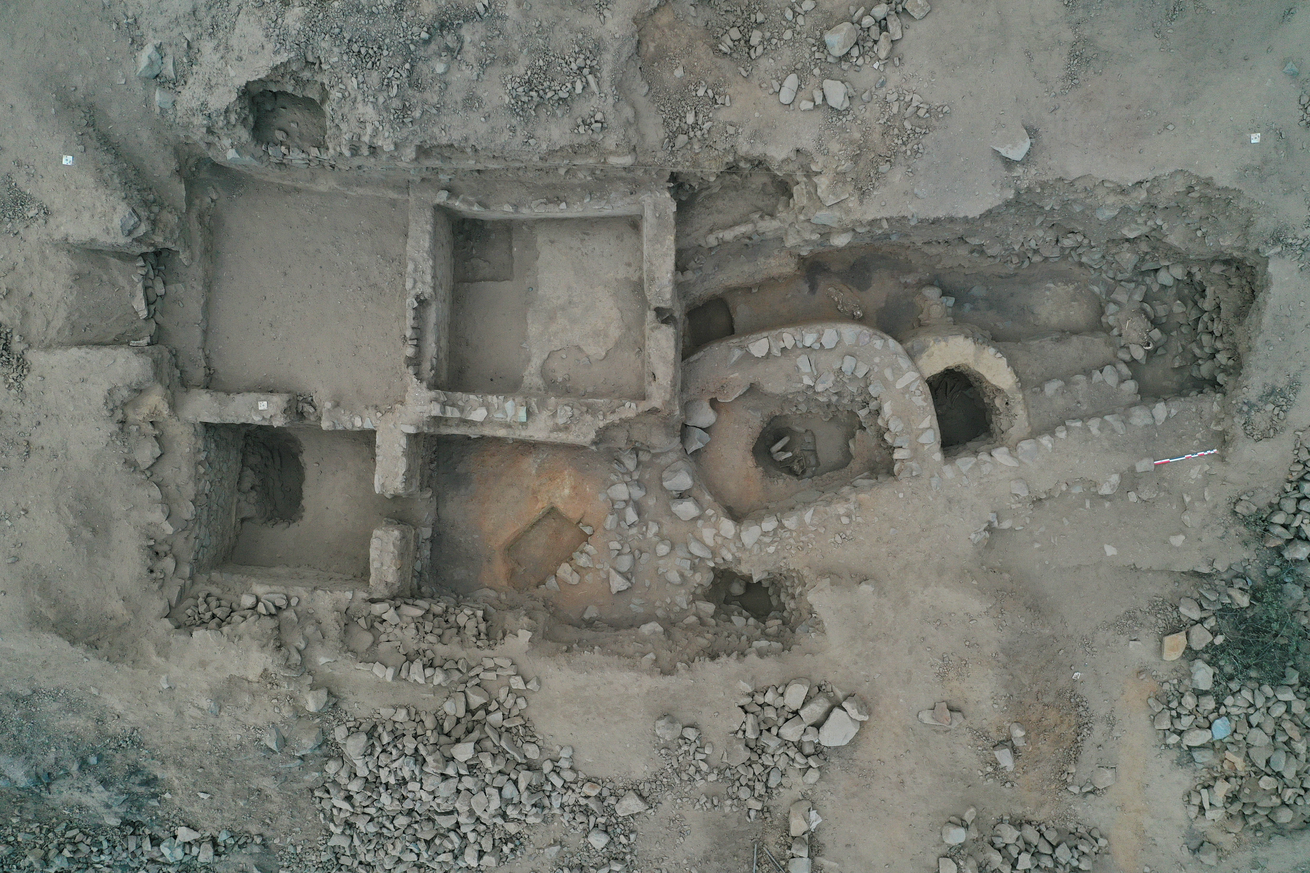 Arqueólogos peruanos hallan entierros prehispánicos de 4.500 años que revelan sociedades desarrolladas en valle del…