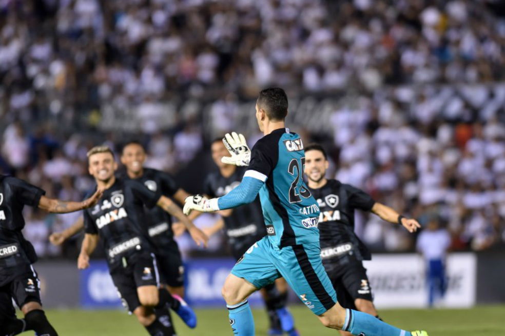 El paraguayo Roberto Júnior Fernández, arquero del Botafogo, celebra la clasificación del cuadro brasilero a la fase de grupos de la Copa Libertadores. / AFP