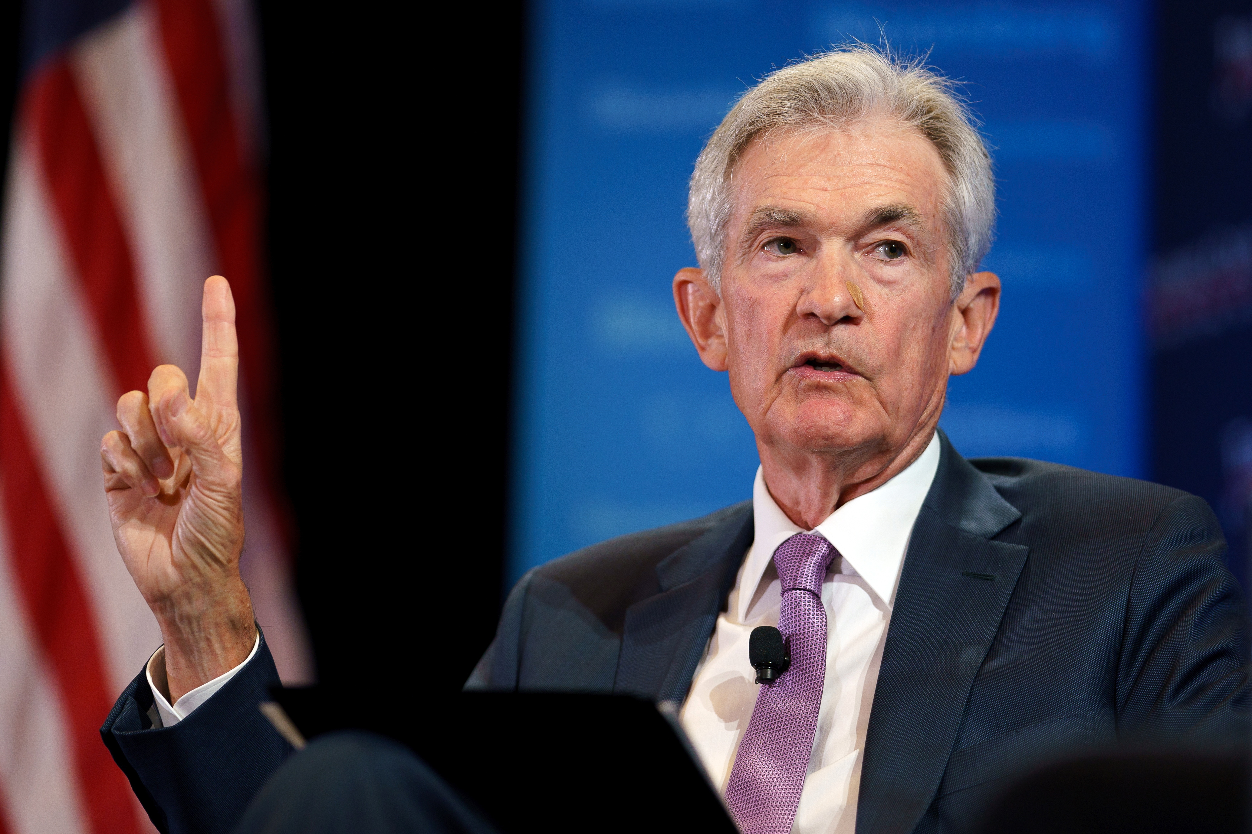 El presidente de la Fed dice que “llegó el momento” de bajar las tasas