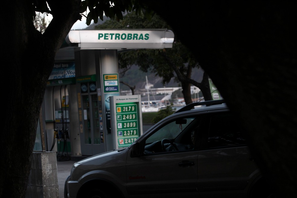 El escándalo de corrupción le está costando a Petrobras hasta US$20.000 millones. Bloomberg