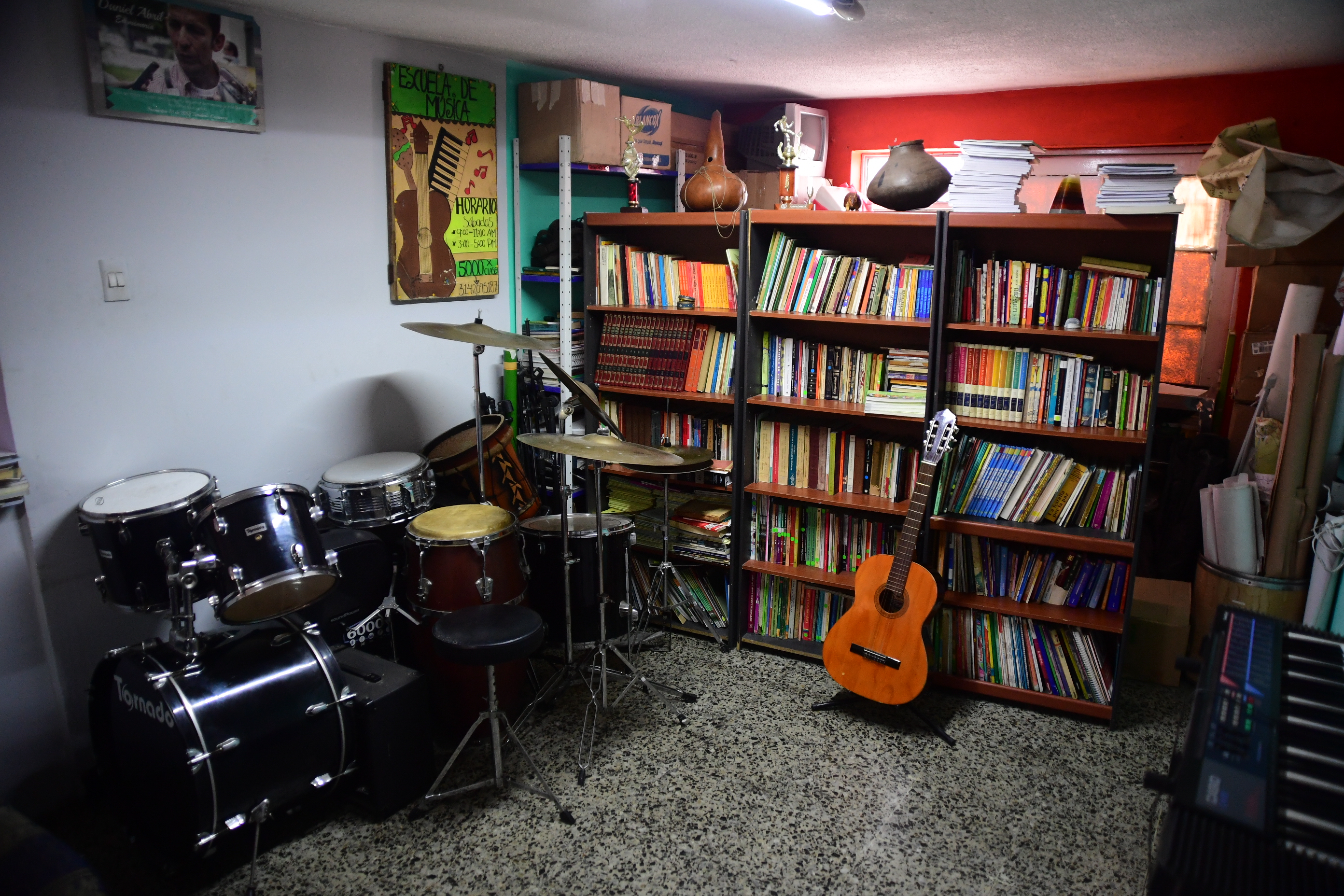 Sala de música y biblioteca de la Corporación Claretiana Norman Pérez Bello. / Gustavo Torrijos