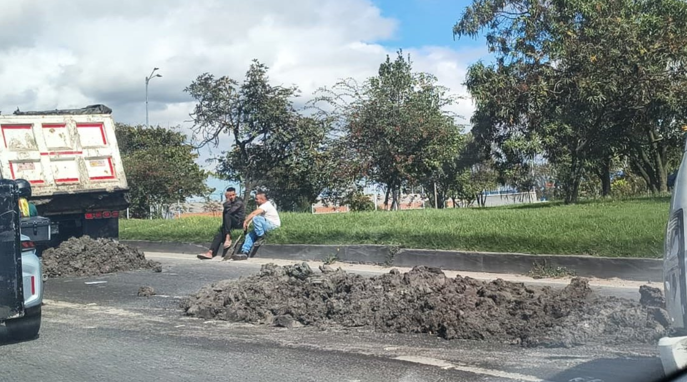 Movilidad hoy, jueves 25 de junio: congestión en la Av. Ciudad de Cali por caída de material