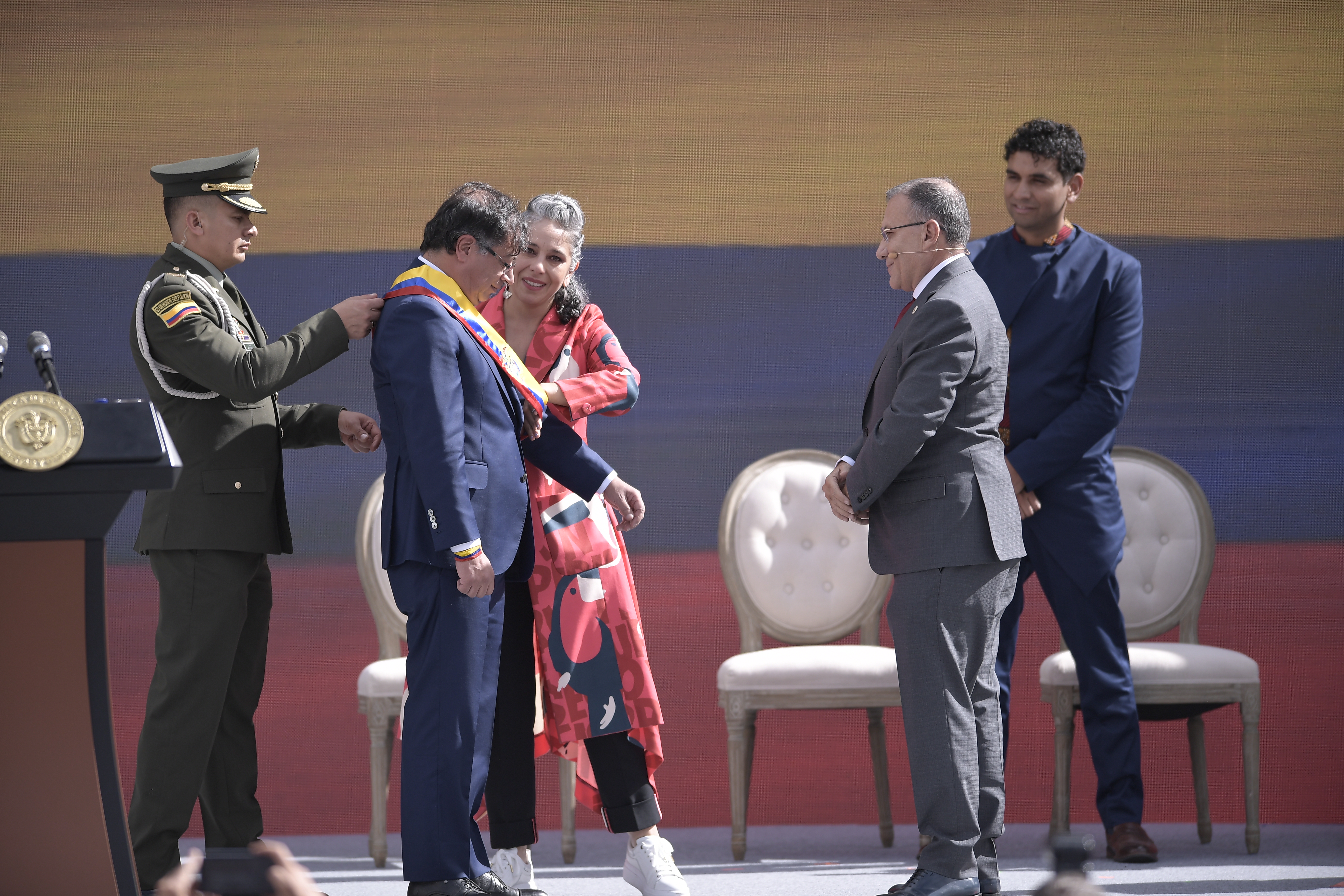 Presidente electo hace el juramento como presidente de Colombia, ante Roy Barreras, presidente del Senado de la República y de la senadora María José Pizarro, quien fue la encargada de imponer la banda presidencial.