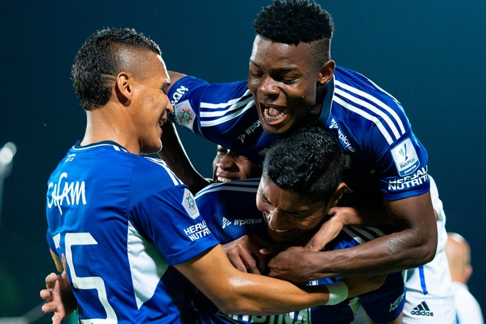 Édgar Guerra (Izq.), Yuber Quiñones (arriba) y Luis Carlos Ruiz celebran la victoria de Millonarios 2-0 sobre Atlético Bucaramanga