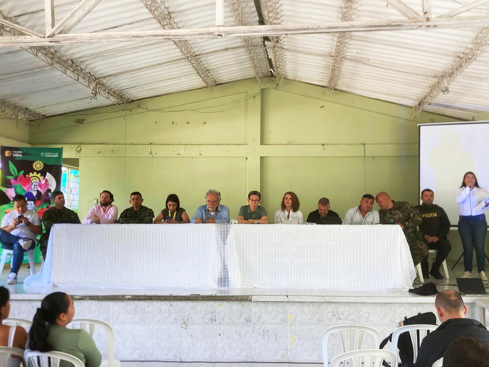 Gobierno destinará $ 10.000 millones para sustituir coca en Argelia (Cauca)