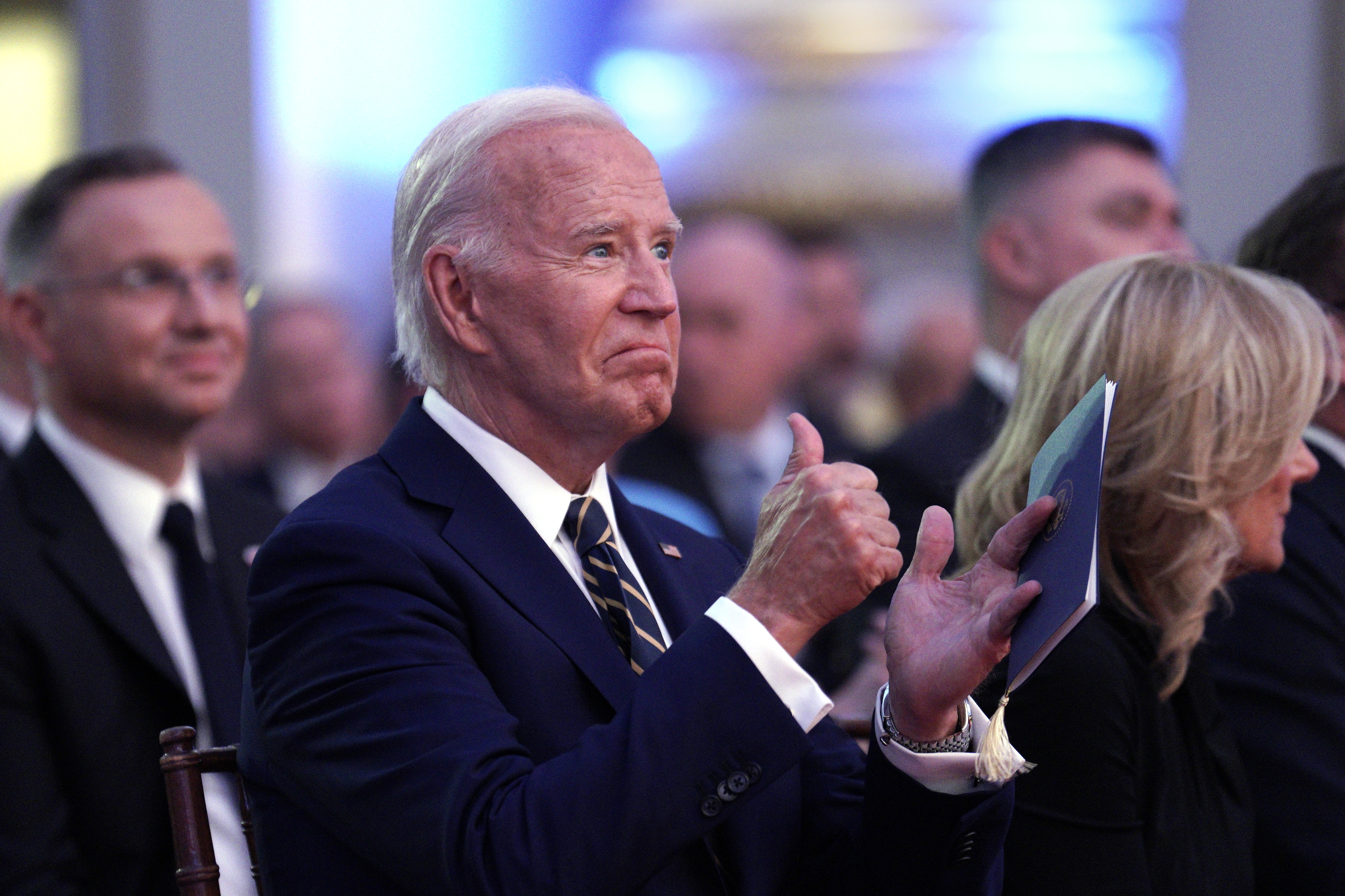 Biden suma apoyos entre congresistas demócratas, pero la rebelión persiste