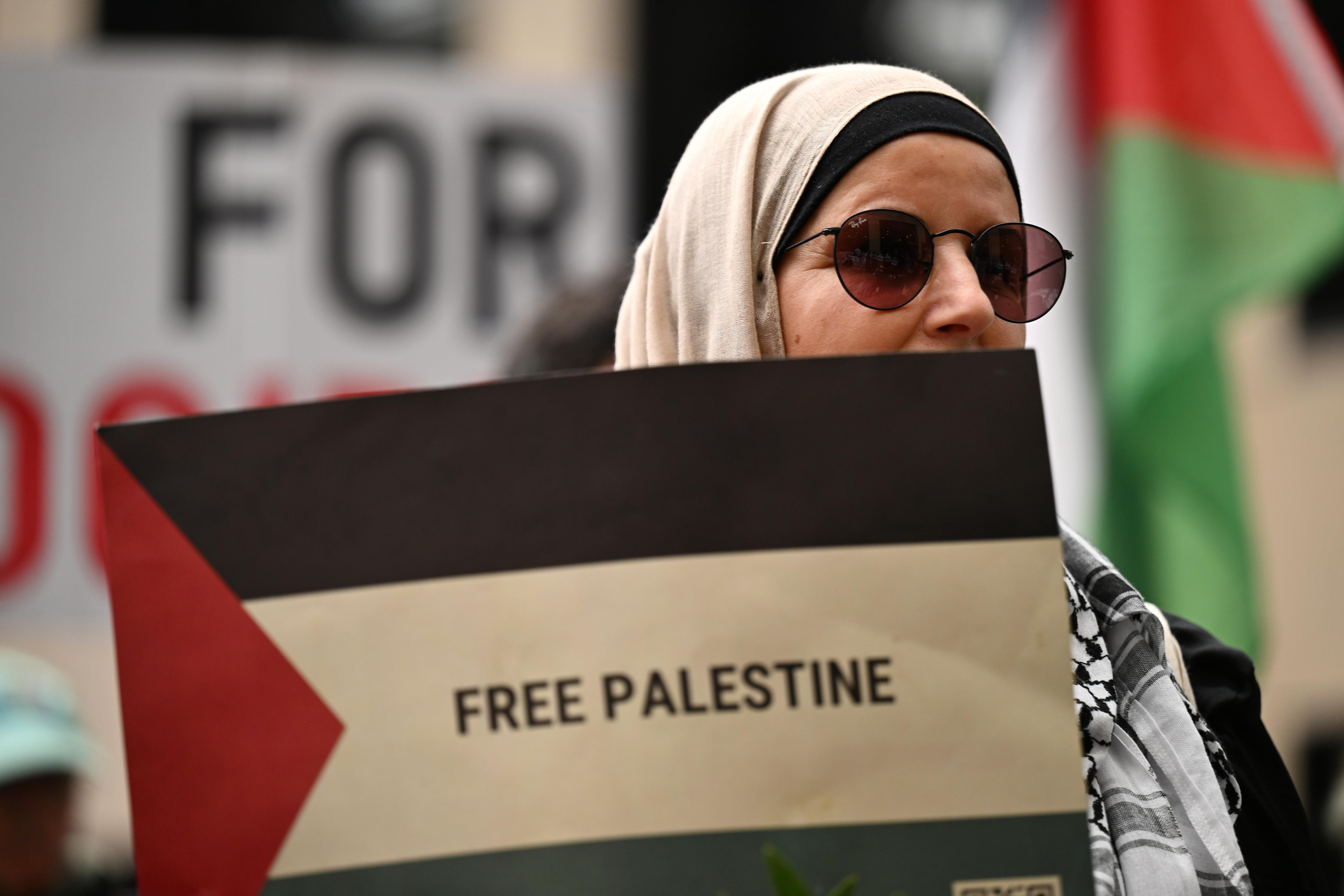 Manifestantes pro-Palestina bloquean el tráfico en el puente Golden Gate
