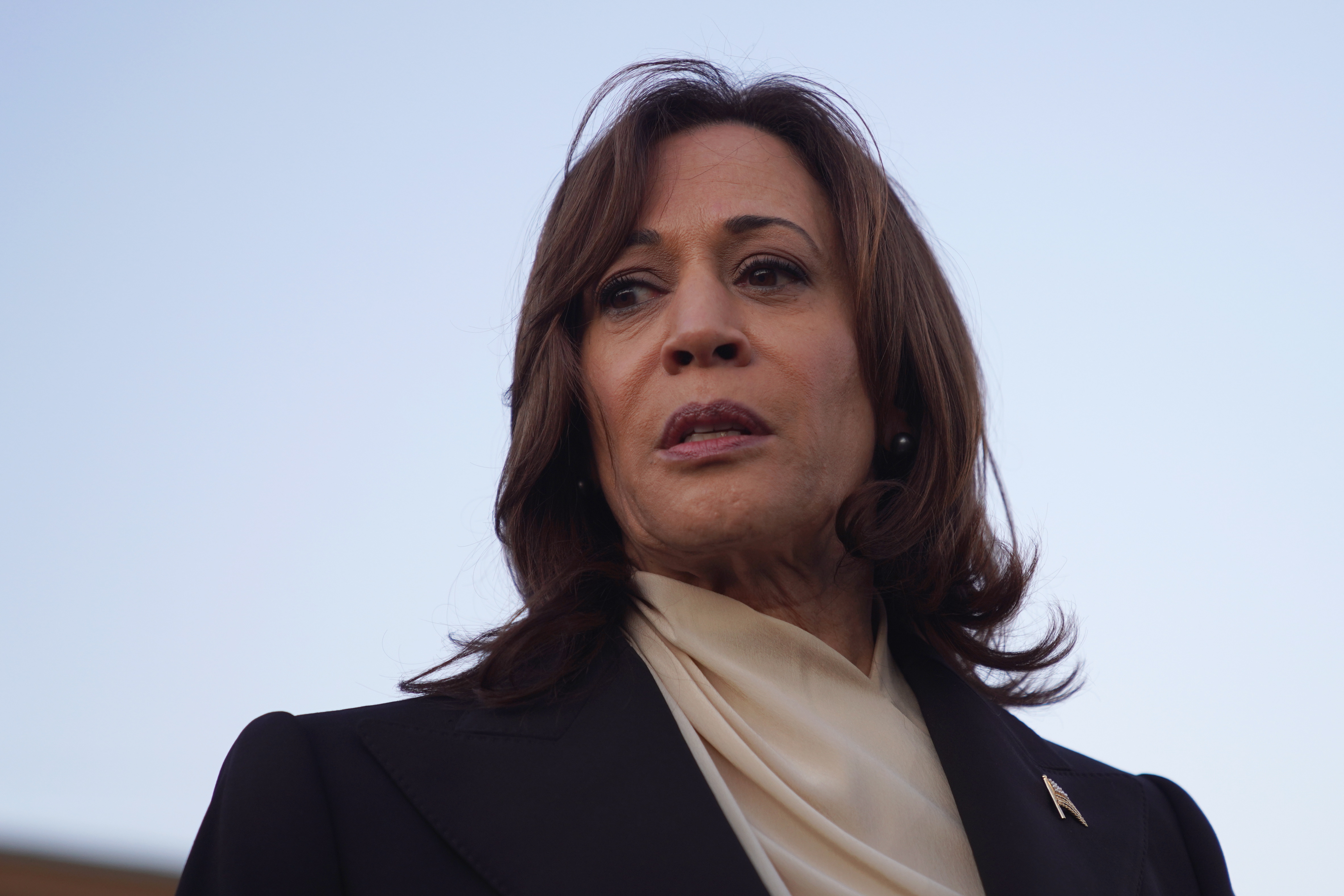 Los Angeles (United States), 26/01/2023.- US Vice President Kamala Harris speaks after paying her respects to the victims of a mass shooting at Star Dance Studio in Monterey Park, California, USA, 25 January 2023. Vice President Harris is visiting a memorial and with families of the mass shooting which took place in Monterey Park, CA, on 21 January, leaving 11 dead and 10 injured. (Estados Unidos) EFE/EPA/ALLISON DINNER / POOL