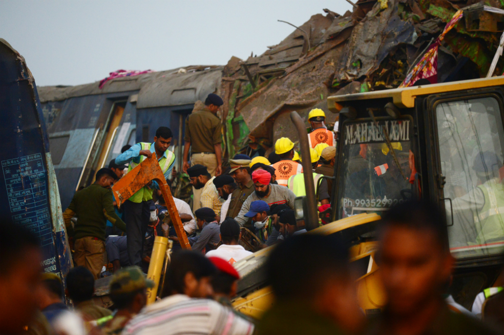 Imágenes del accidente ferroviario que cobró la vida de cien personas en India