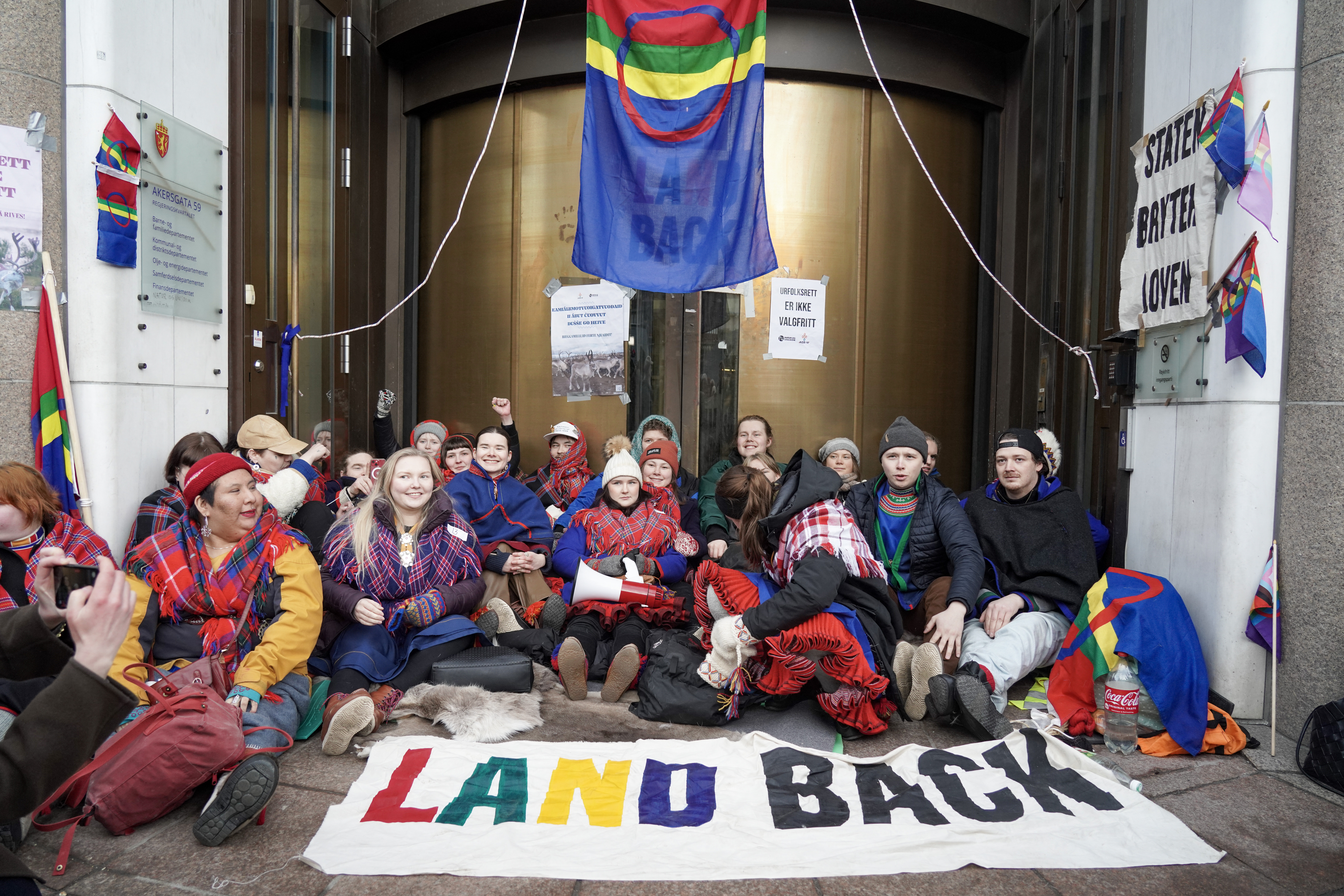 Los manifestantes perseguían "cerrar el Estado" como protesta por la continua actividad de turbinas eólicas en la región de Fosen, más de un año después de que la Corte Suprema noruega se pronunciara contra estos parques. 

Según el tribunal, este proyecto viola el derecho de las familias sami a practicar la cría de renos. Los samis son una minoría indígena de unas 100.000 personas que viven entre Noruega, Suecia, Finlandia y Rusia. 

La protesta comenzó el jueves pasado cuando un grupo de samis vestidos con el traje tradicional azul y rojo ocuparon la entrada del Ministerio de Petróleo y Energía. 

Los activistas fueron desalojados en la noche del domingo, pero volvieron durante la semana, extendiendo la toma a más edificios del gobierno.