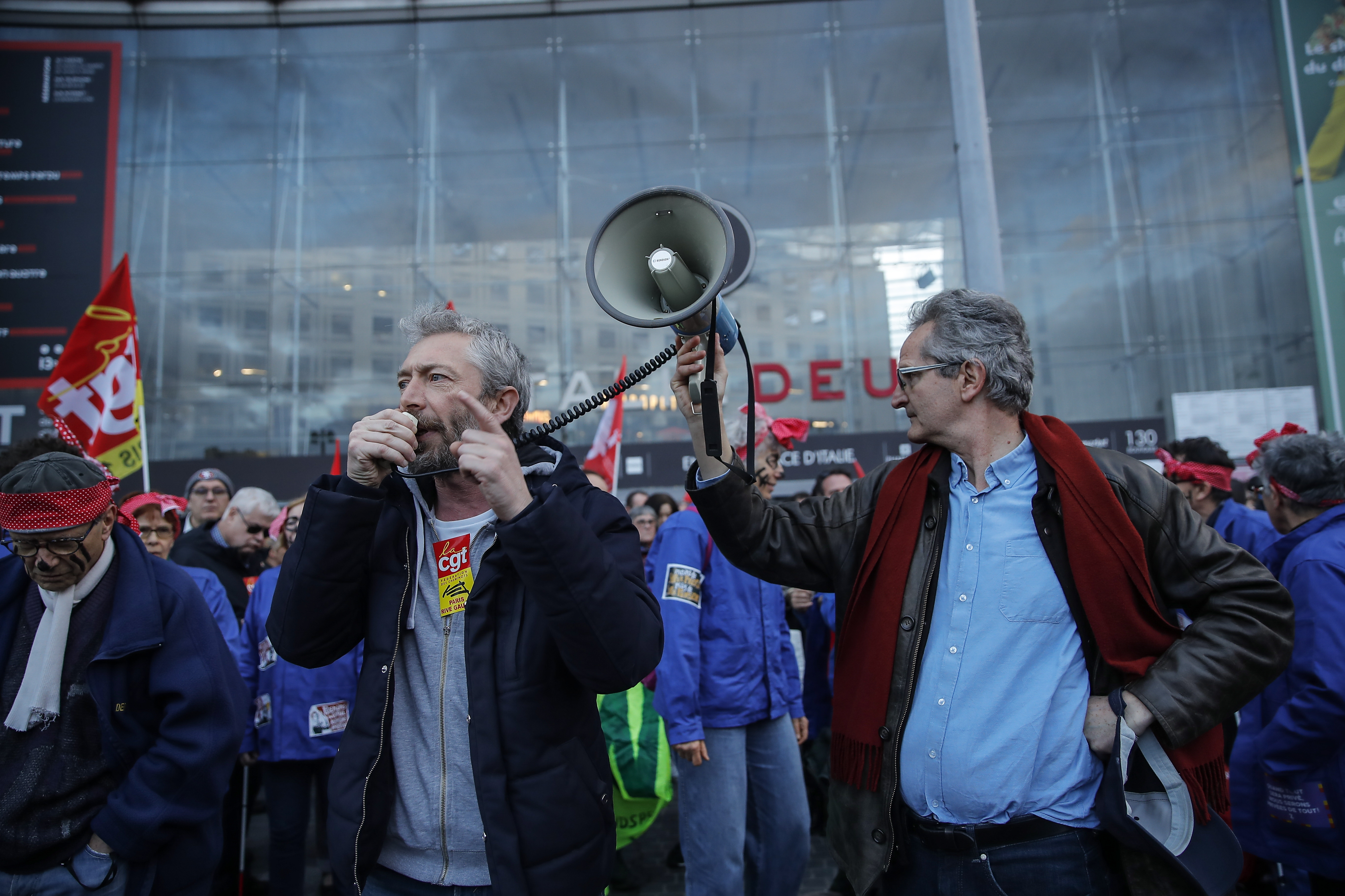 Paris (France), 18/03/2023.- Members of the CGT Federation of Railway Worker deliver a speech during a protest against the pension reform law in Paris, France, 18 March 2023. A thousands of people demonstrate in Paris after French Prime Minister Elisabeth Borne on 16 March had announced the use of article 49 paragraph 3 (49.3) of the Constitution of France to have the text on the controversial pension reform law to be definitively adopted without a vote. (Protestas, Francia, Estados Unidos) EFE/EPA/TERESA SUAREZ