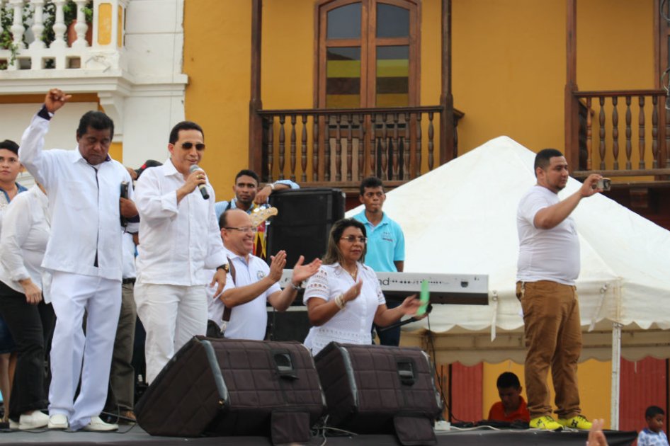 El pasado martes cientos de fieles se congregaron en la Plaza de La Aduana para manifestarse contra la medida cautelar, entre ellos la concejal Duvinia Torres. 