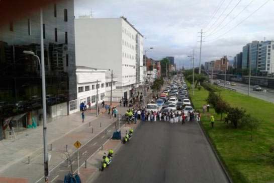 Empleados de Saludcoop bloquean la Autopista Norte