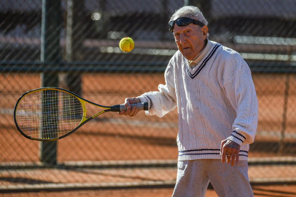 El abuelito argentino de 100 años que juega tenis
