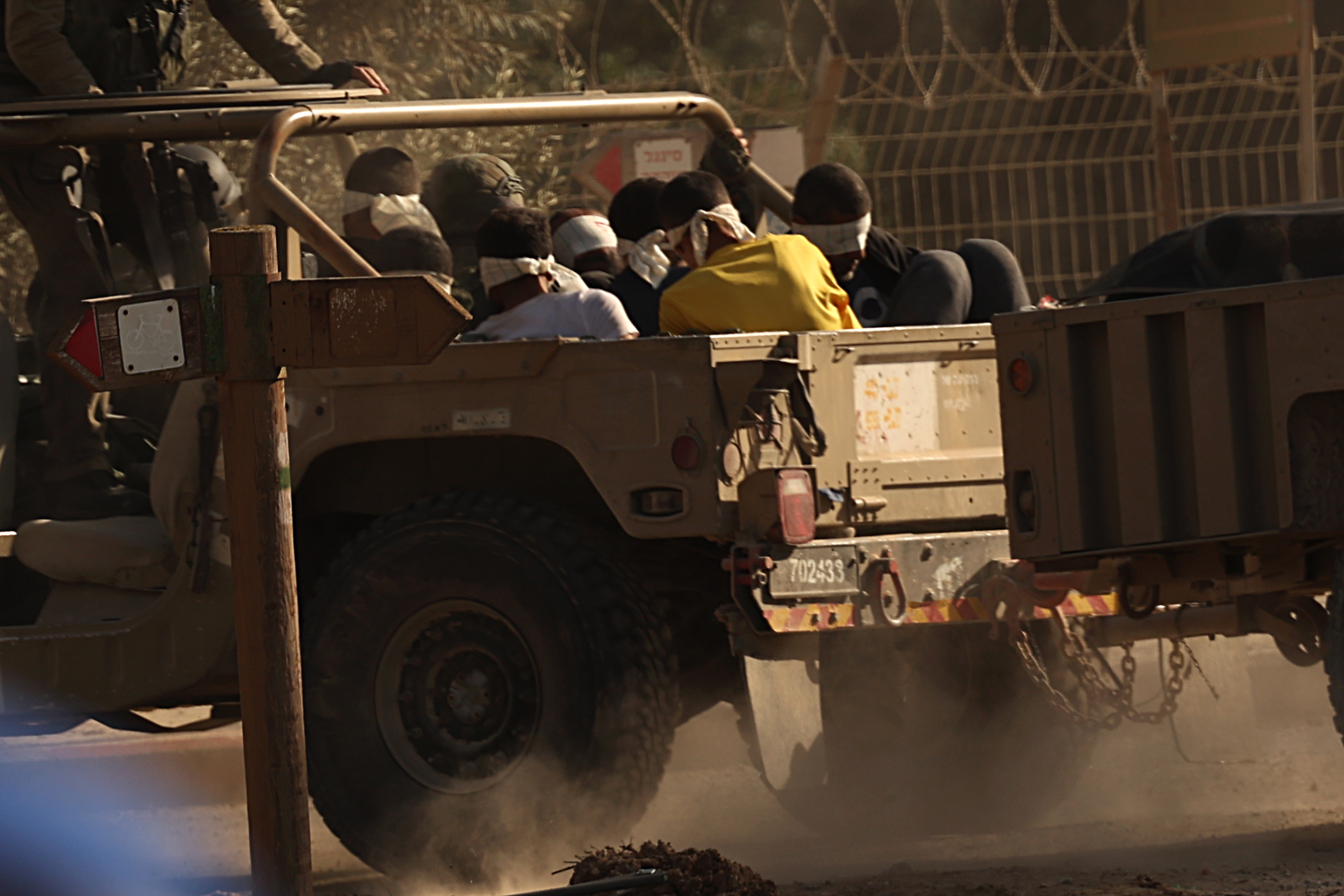 -FOTODELDÍA- EA2450. ISRAEL, 21/11/2023.- Un vehículo militar israelí transporta prisioneros palestinos que se cree que son militantes de Hamás, este martes, cuando salen de la Franja de Gaza, al sur de Israel. Más de 12.500 palestinos y al menos 1.200 israelíes han muerto, según las Fuerzas de Defensa de Israel (FDI) y la autoridad sanitaria palestina, desde que militantes de Hamás lanzaron un ataque contra Israel desde la Franja de Gaza el 7 de octubre, y las operaciones israelíes en Gaza y Cisjordania, que le siguió. EFE/ Atef Safadi