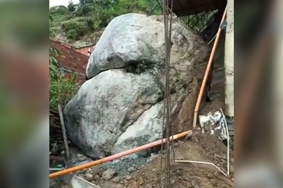 Una piedra gigante tiene en vilo a 19 familias en Bello, Antioquia