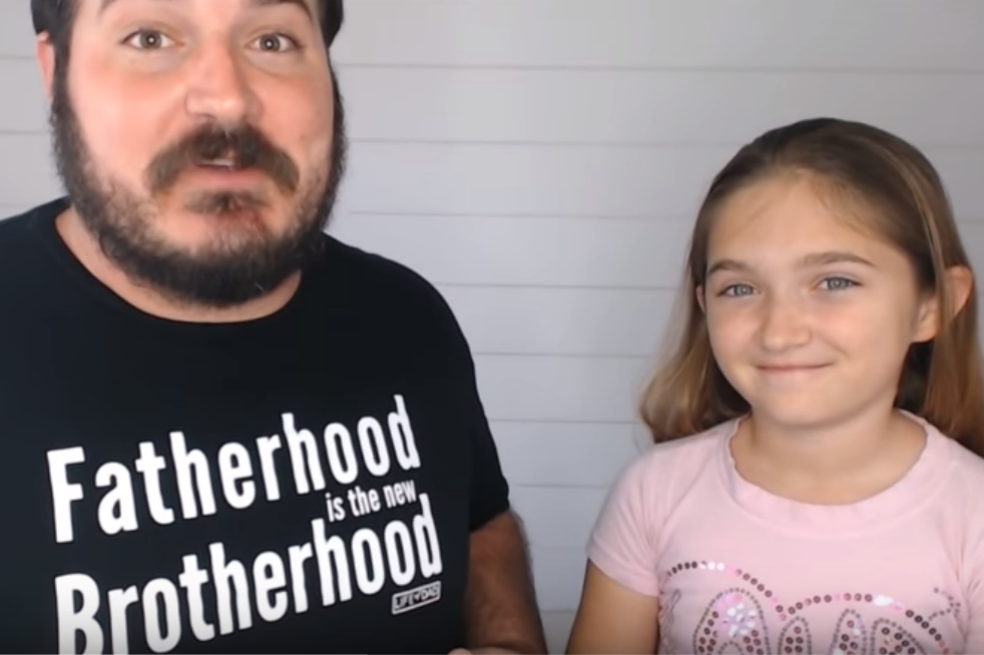 El padre soltero que enseña cómo hacer peinados para niñas