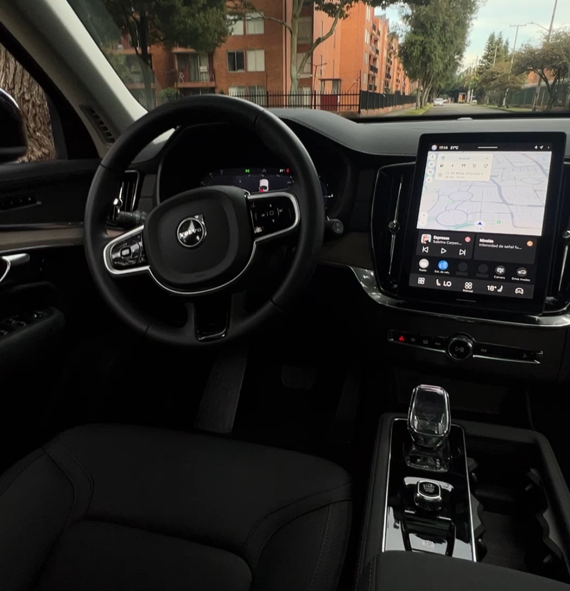 En su interior, XC90 T8 dispone de una pantalla de 11,2”, que fuge como centro multimedia.