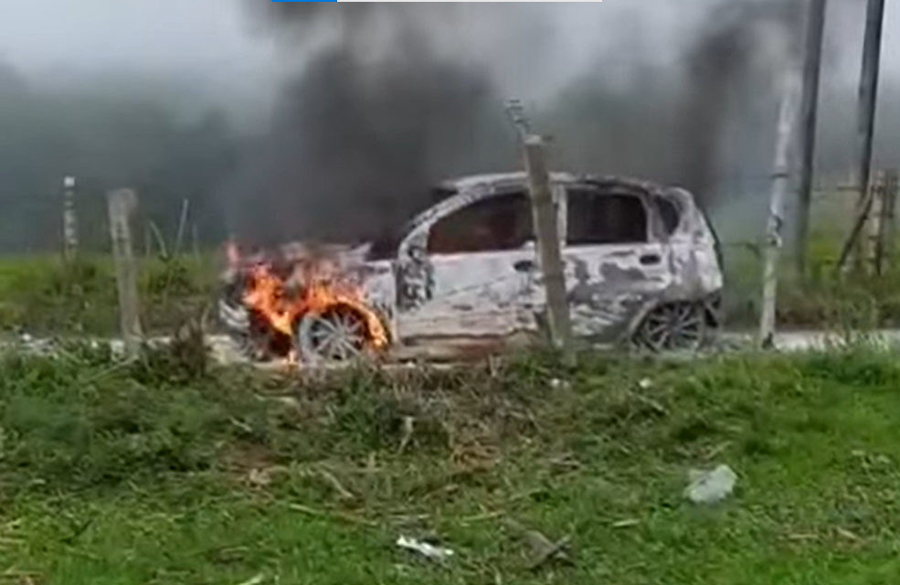 Hallaron un cuerpo dentro de un carro incinerado en Restrepo, Valle
