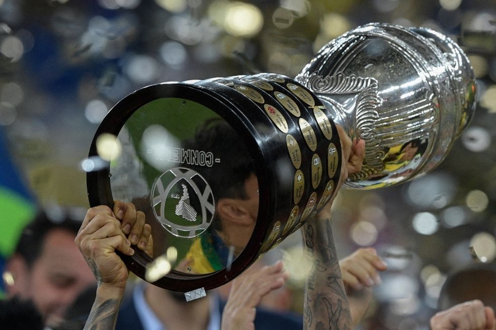 El trofeo de la Copa América de la Conmebol.