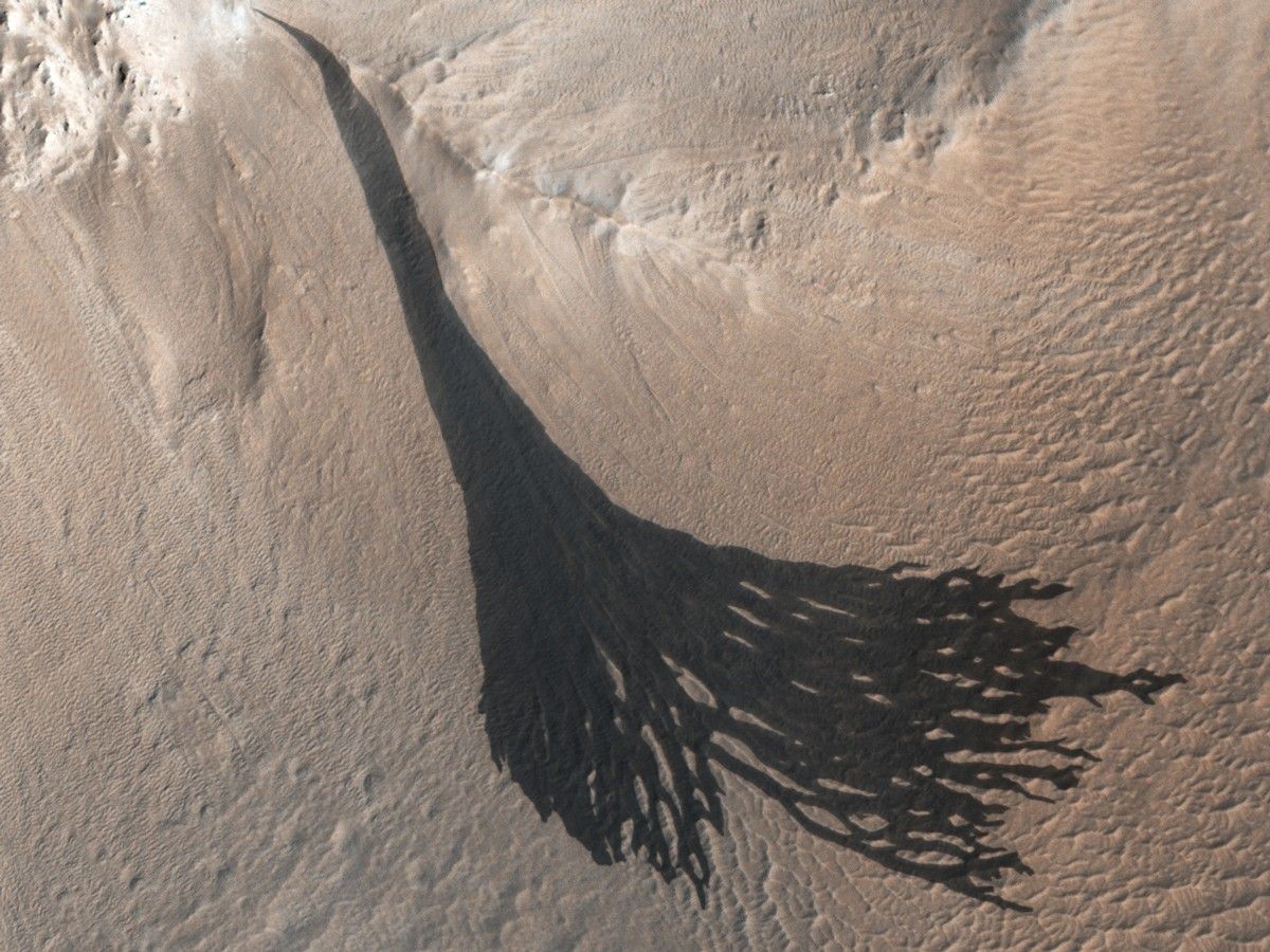 Las rayas, observadas por primera vez a lo largo de los acantilados y las paredes de los cráteres de Marte por la misión Viking de la NASA en 1976.