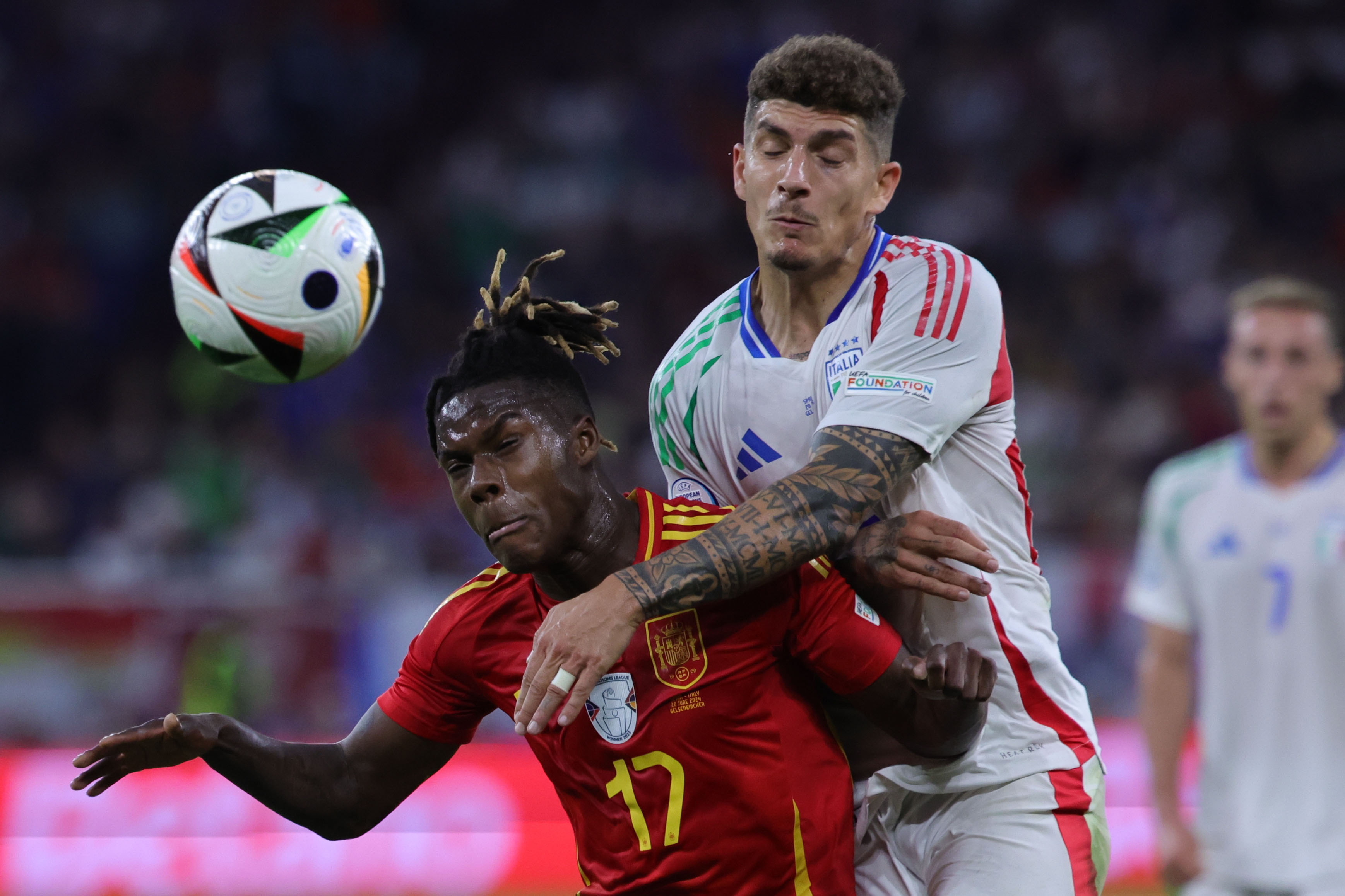 Gelsenkirchen (Germany), 20/06/2024.- Nico Williams (L) of Spain in action against Giovanni di Lorenzo of Italy during the UEFA EURO 2024 group B soccer match between Spain and Italy, in Gelsenkirchen, Germany, 20 June 2024. (Alemania, Italia, España) EFE/EPA/OLIVIER MATTHYS