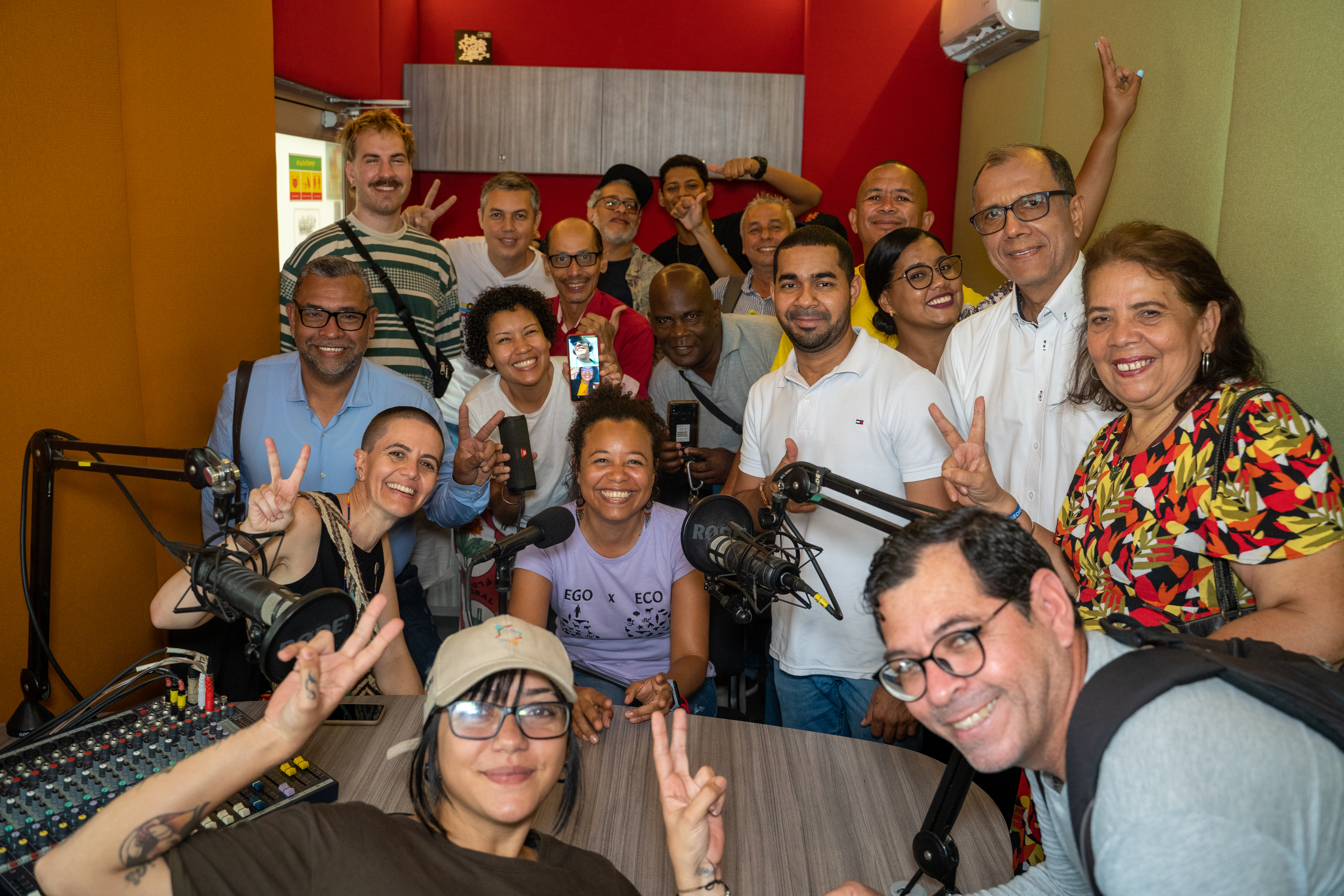 El equipo de programadores y programadoras de Vokaribe en los estudios de la emisora, ubicada en la Biblioteca Popular del Barrio La Paz.