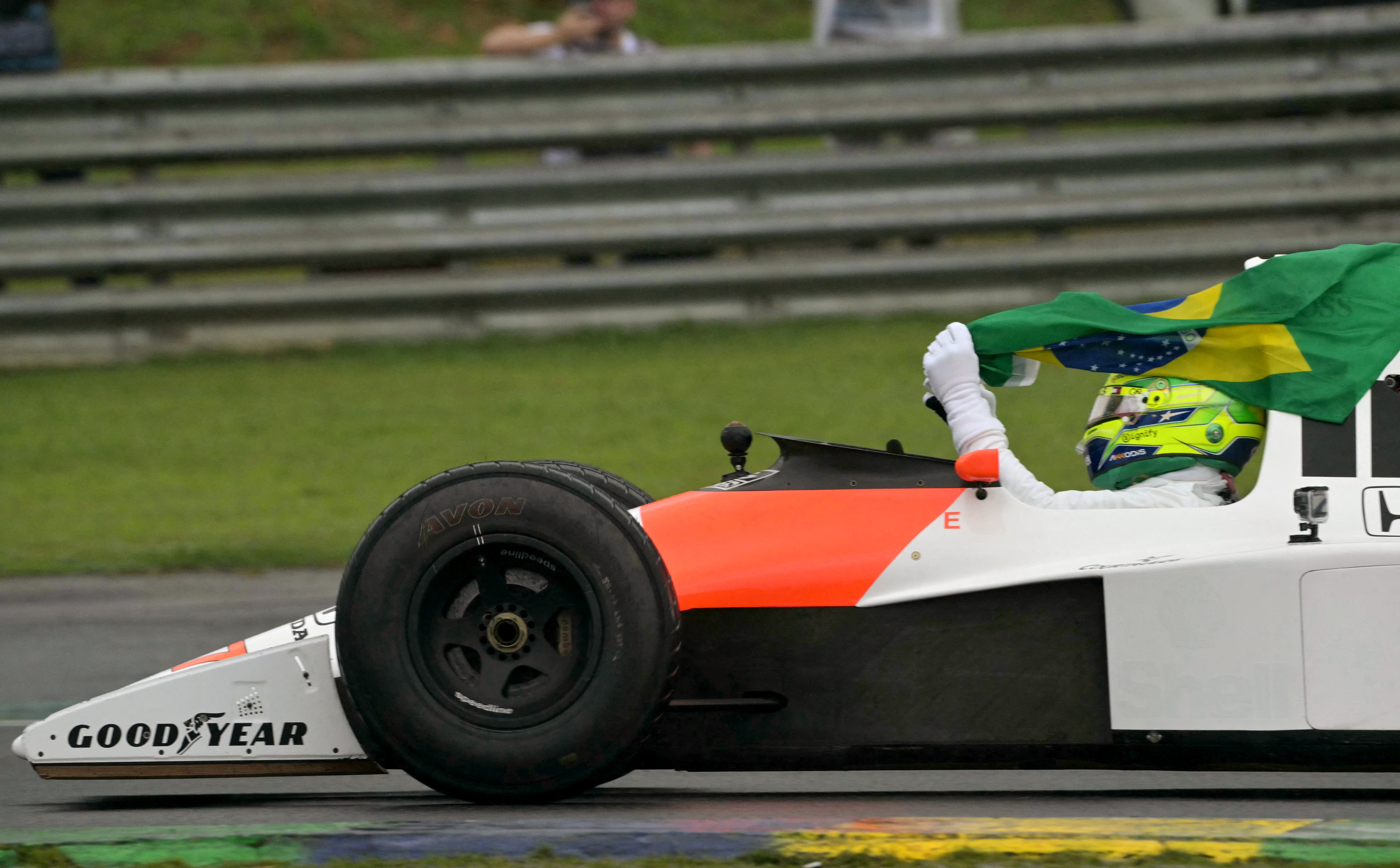 Así fue el emotivo homenaje de Lewis Hamilton a  Ayrton Senna en Brasil: video
