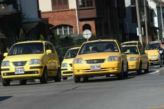 Proponen levantar pico y placa para taxis en Bogotá