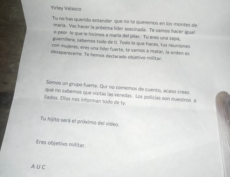 La amenaza que recibió Yirley Velasco el domingo pasado. Velasco es víctima de la masacre de El Salado, perpetrada por paramilitares en febrero del 2000.CortesíaDumek Turbay, gobernador de Bolívar, negó que hubiese enfrentamientos y, mucho menos, muertos. “Informo a la ciudadanía que no hay personas fallecidas en Montes de María ni tenemos indicios de que haya grupos paramilitares en sus territorios. En la región montemariana los bandidos no tienen espacio”, aseguró. Esa declaración, sin embargo, controvierte los testimonios de los líderes sociales de Montes de María y, por lo mismo, poco mengua la intranquilidad que se vive en el territorio. Así lo dijo Rodrigo Ramírez, representante del Movimiento de Víctimas de Crímenes de Estado y del Comité Permanente por la Defensa de los Derechos Humanos (CPDH).