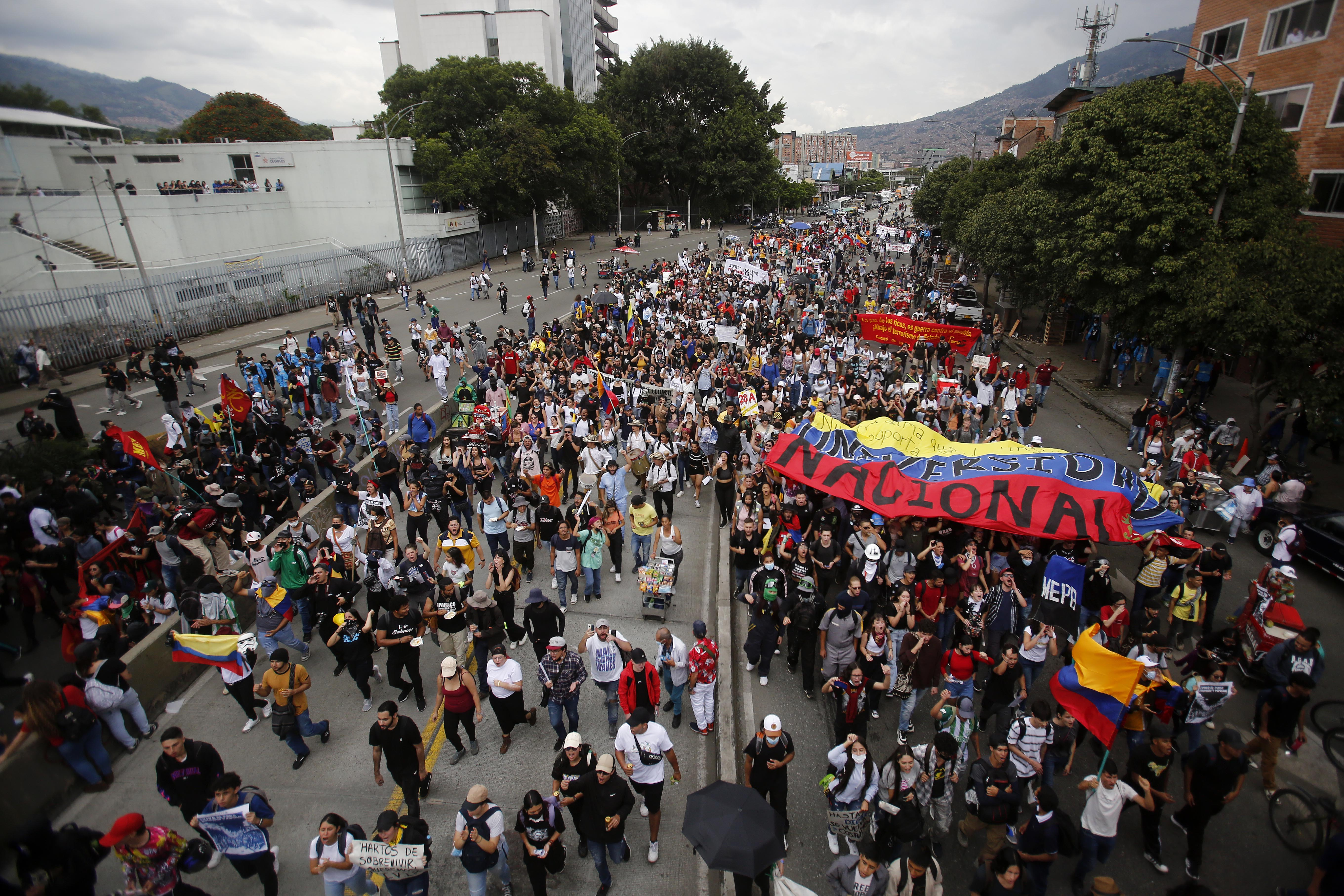 AME4855. MEDELLÍN (COLOMBIA), 28/04/2022.- Cientos de personas participan de una marcha como recuerdo un año después del inicio de las protestas del Paro Nacional, hoy, en Medellín (Colombia). Este jueves hay convocatorias a protestas y, sobre todo, actos de conmemoración en Cali y Bogotá, pero no se esperan grandes manifestaciones como las del año pasado. EFE/ Luis Eduardo Noriega A.