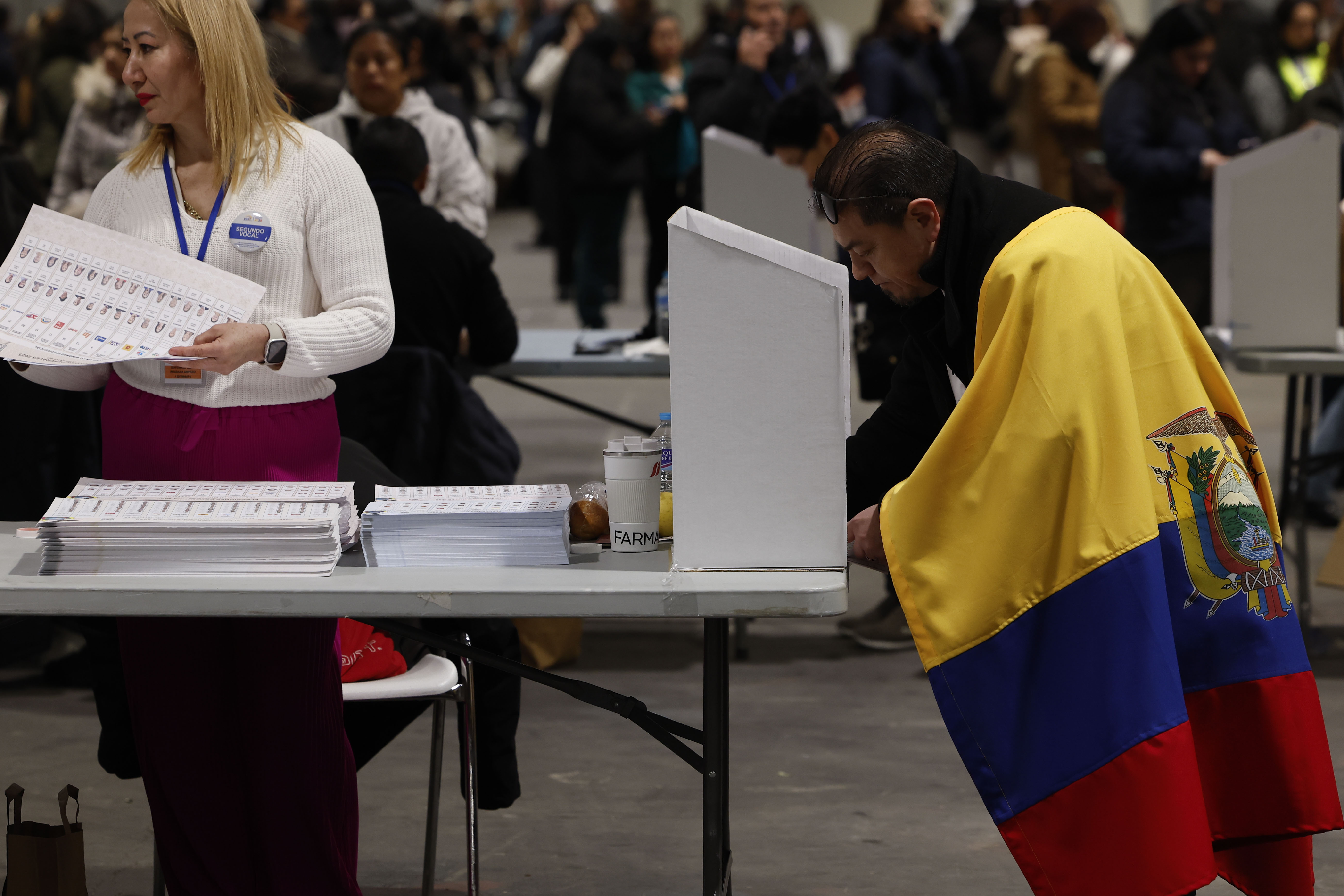 MADRID, 09/02/2025.- Ecuatorianos votan en Ifema, reconvertido en colegio electoral con motivo de las elecciones en Ecuador, en Madrid, este domingo. Miles de ecuatorianos votan en colegios habilitados en España con motivo de las presidenciales en su país. EFE/ Chema Moya