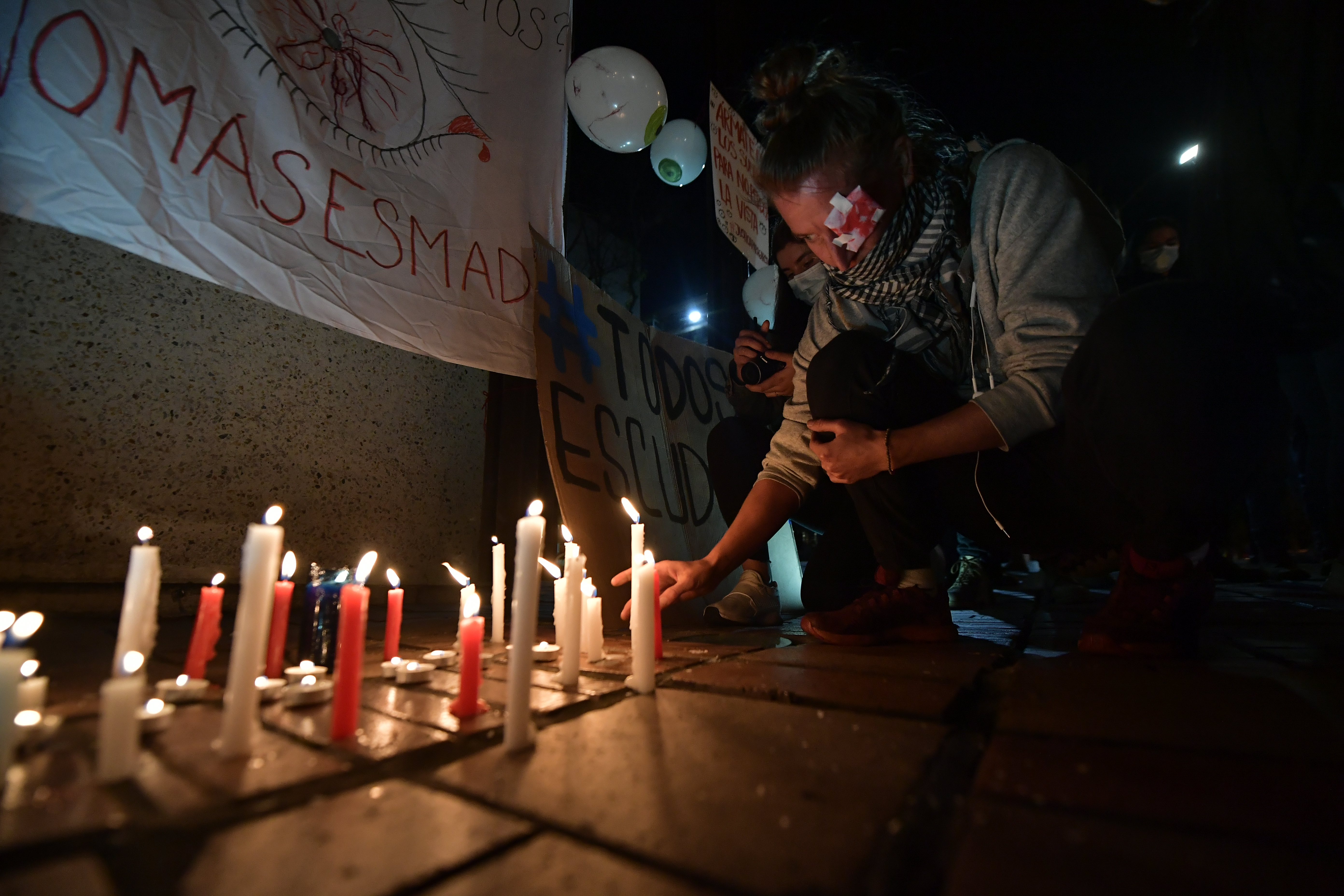 Velatón por el joven herido durante las protestas del 24 de febrero en Bogotá