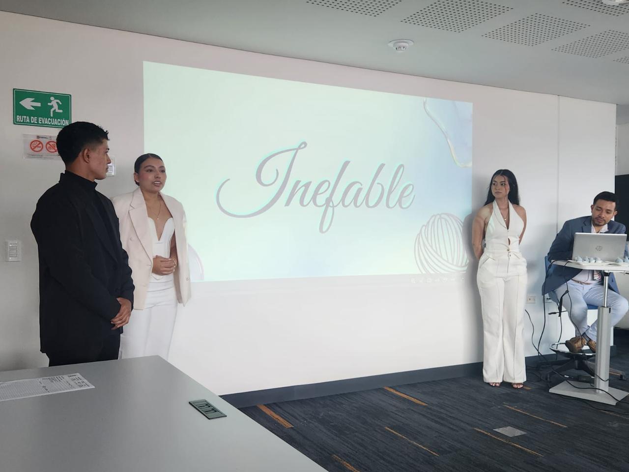Otra de las presentaciones universitarias con empresarios al frente, simulando el escenario de Shark Tank, negociando con tiburones.