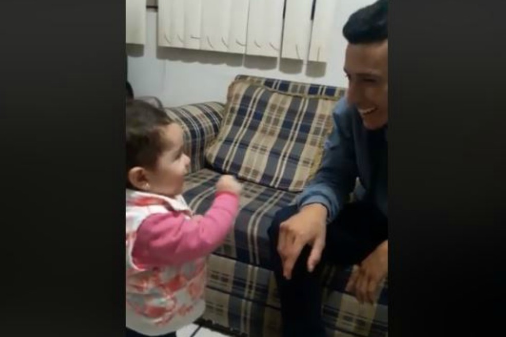 Tierno video de niña comunicándose con su padre sordo es furor en redes