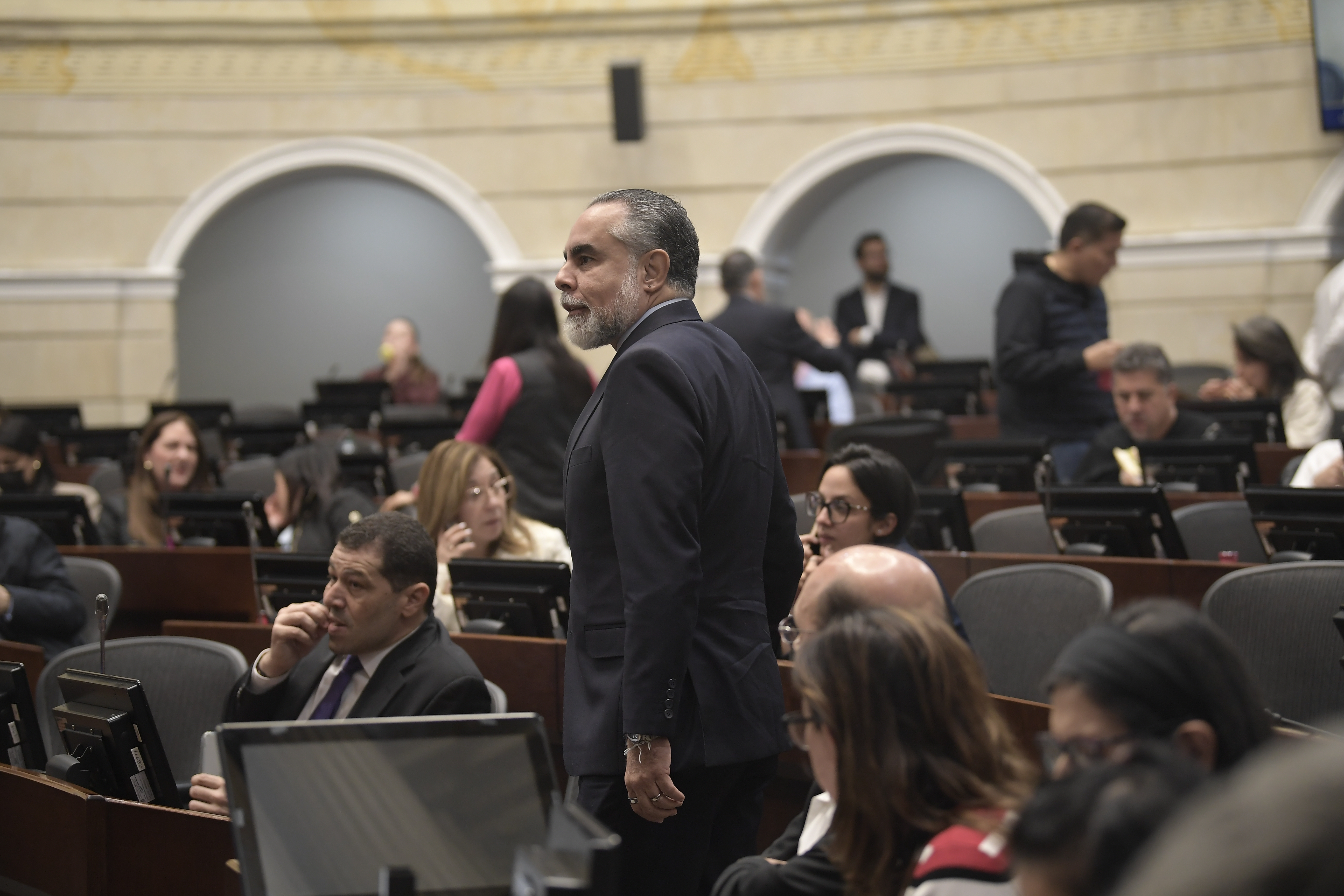 Ministro del Interior solicita sanciones para congresistas que falten a las sesiones