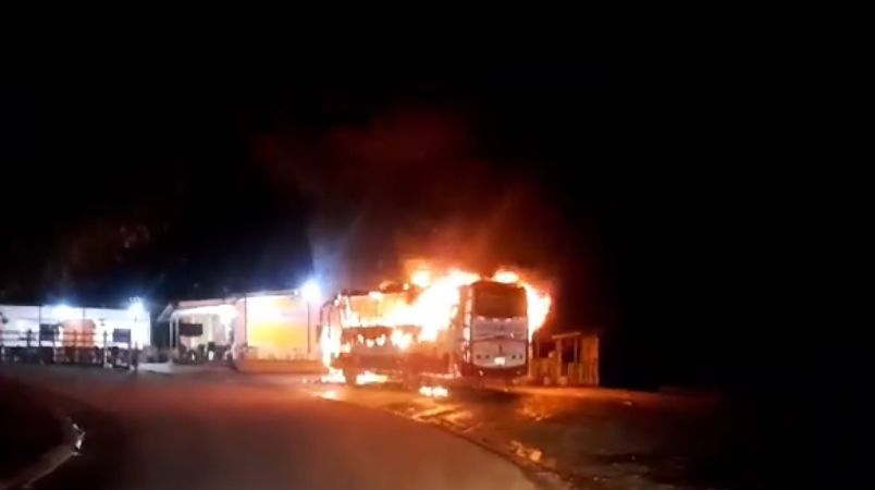 Lo que se sabe del bus incinerado por encapuchados en la vía Medellín-Quibdó