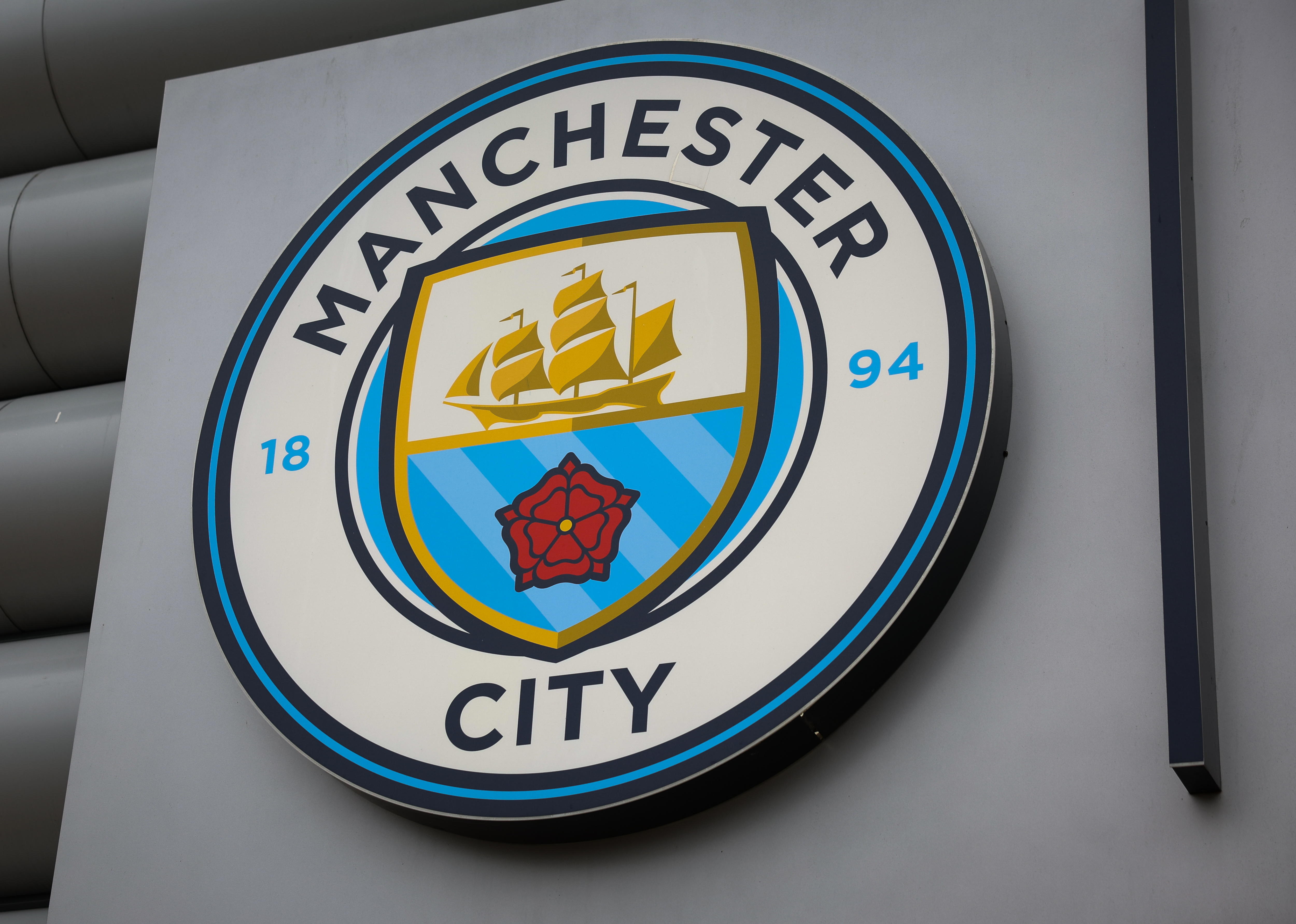 Manchester (United Kingdom), 15/09/2024.- The Manchester City club crest on display near to the Etihad Stadium in Manchester, Britain, 15 September 2024. An independent hearing is set to begin on 16 September 2024 assessing over 100 alleged breaches of Premier League financial rules by Manchester City between 2009 and 2023. Manchester City have denied all charges, which allege that they failed to provide accurate financial information and to properly disclose player and manager payments over a period of nine seasons, that they did not comply with UEFA financial fair play regulation over a period of five years, that they breached Premier League profit and sustainability rules over three season and that they failed to cooperate with Premier League investigations. If found guilty Manchester City could face fines, a points deduction or even suspension or expulsion from the Premier League. (Reino Unido) EFE/EPA/ADAM VAUGHAN