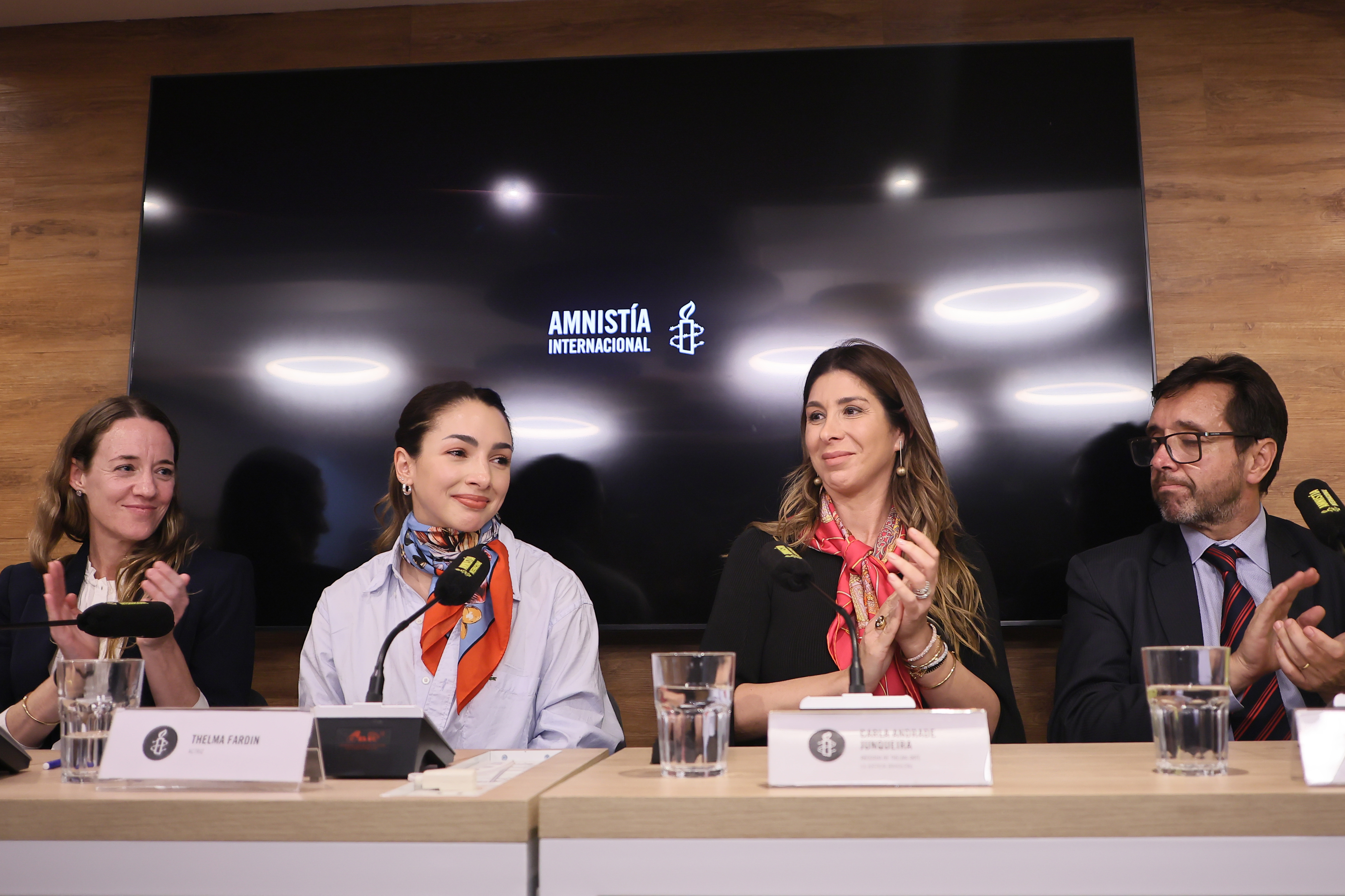 AME3139. BUENOS AIRES (ARGENTINA), 10/06/2024.- Desde la izquierda, la directora adjunta de Amnistía Internacional, Paola García Rey; la actriz Thelma Fardín; la abogada Carla Andrade Junqueira, y el abogado de Fardín, Martin Arias Duval, participan de una rueda de prensa este lunes en Buenos Aires (Argentina). La Justicia de Brasil condenó este lunes a 6 años de prisión al actor Juan Darthés por el abuso sexual de la actriz argentina Thelma Fardin cuando ésta tenía 16 años y ambos estaban de gira en Nicaragua. EFE/ Stringer