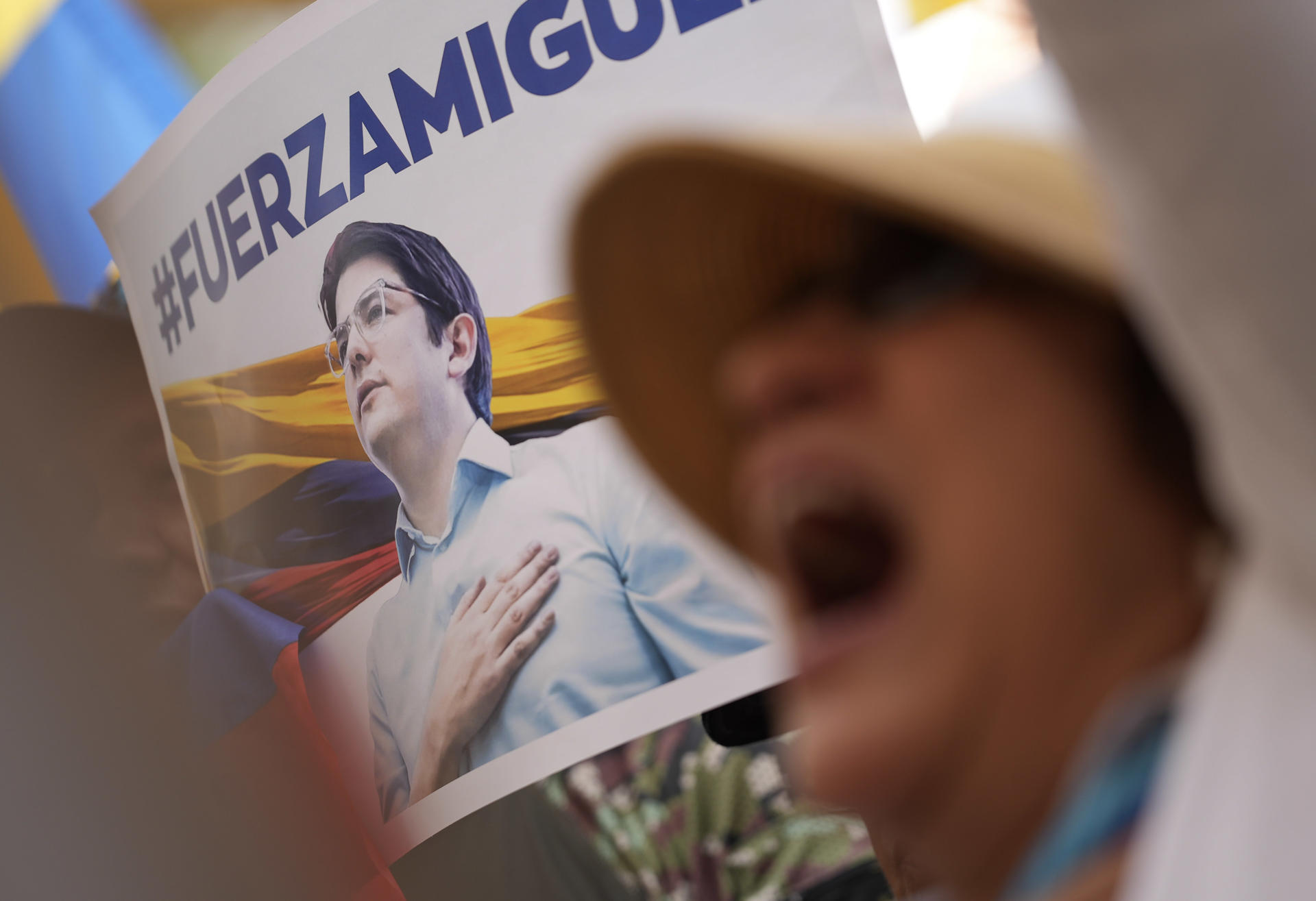 AME6279. CALI (COLOMBIA), 15/06/2025.- Personas se manifiestan con carteles y banderas durante la "Marcha del silencio" este domingo, en Cali (Colombia). La movilización popular fue convocada tras el atentado en el que fue gravemente herido el pasado 7 de junio el senador y precandidato presidencial Miguel Uribe Turbay, y tras la oleada terrorista que tres días después dejó ocho muertos y más de 80 heridos en el suroeste del país. EFE/Ernesto Guzmán