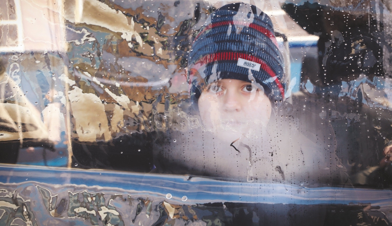 Un niño que huye de Ucrania y mira a través de la ventana de un autobús en el cruce fronterizo de Palanca, Moldavia, el viernes 4 de marzo de 2022. Más de un millón de personas han huido de Ucrania tras la invasión de Rusia en el éxodo de refugiados más rápido de este siglo, según Naciones Unidas. 
