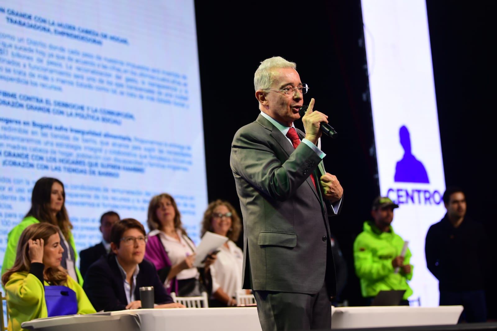 Uribe busca qué candidato apoyar a la Alcaldía de Bogotá ¿No es Molano?