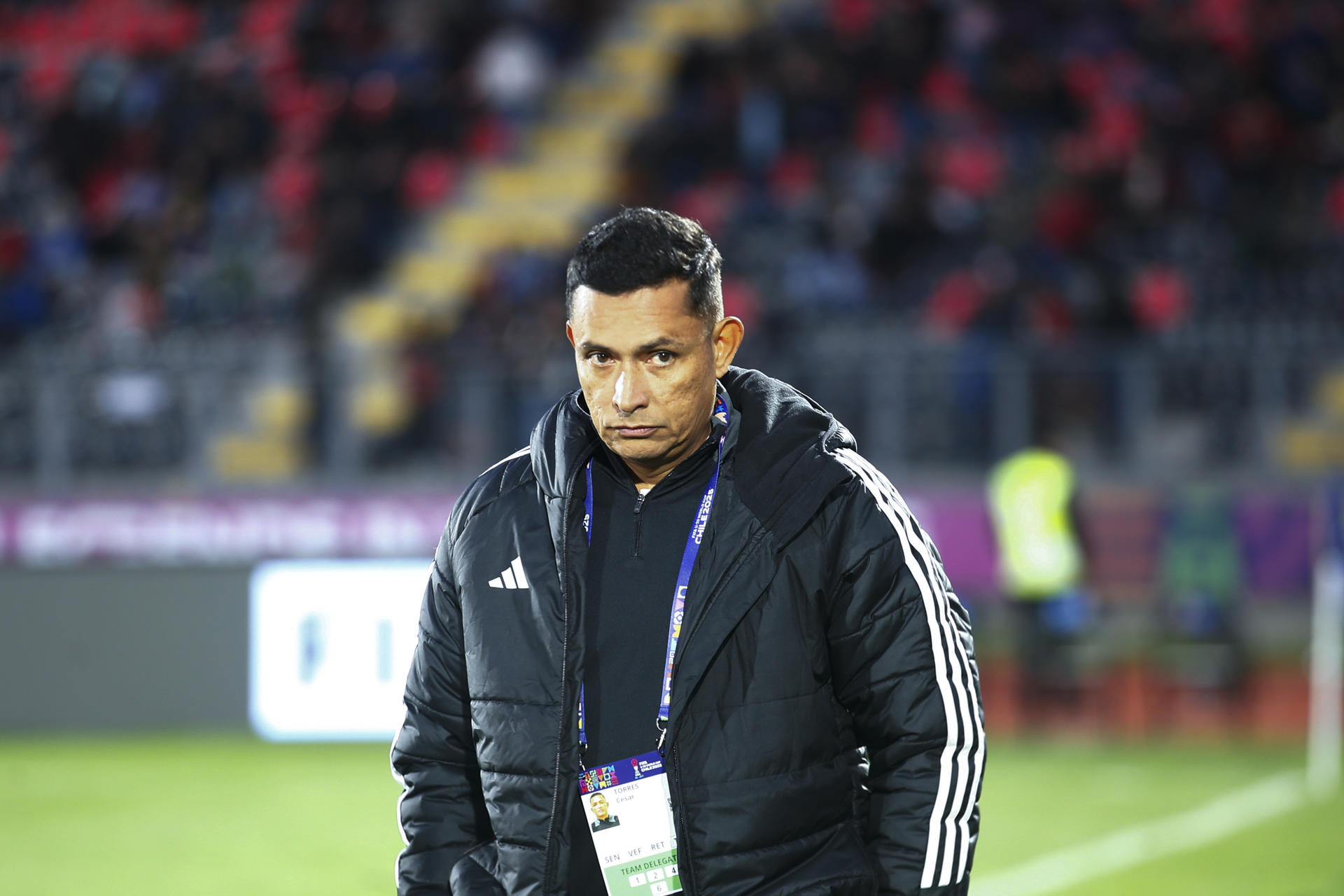 AMDEP5466. TALCA (CHILE), 05/10/2025.- El entrenador de Colombia, César Torres Ramírez, da indicaciones este domingo, en un partido del grupo F de la Copa Mundial Sub-20 entre Nigeria y Colombia en el estadio Fiscal de Talca, en Talca (Chile). EFE/ Benjamín Hernández