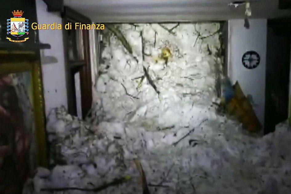 Avalancha sepulta hotel en Italia tras seguidilla de terremotos